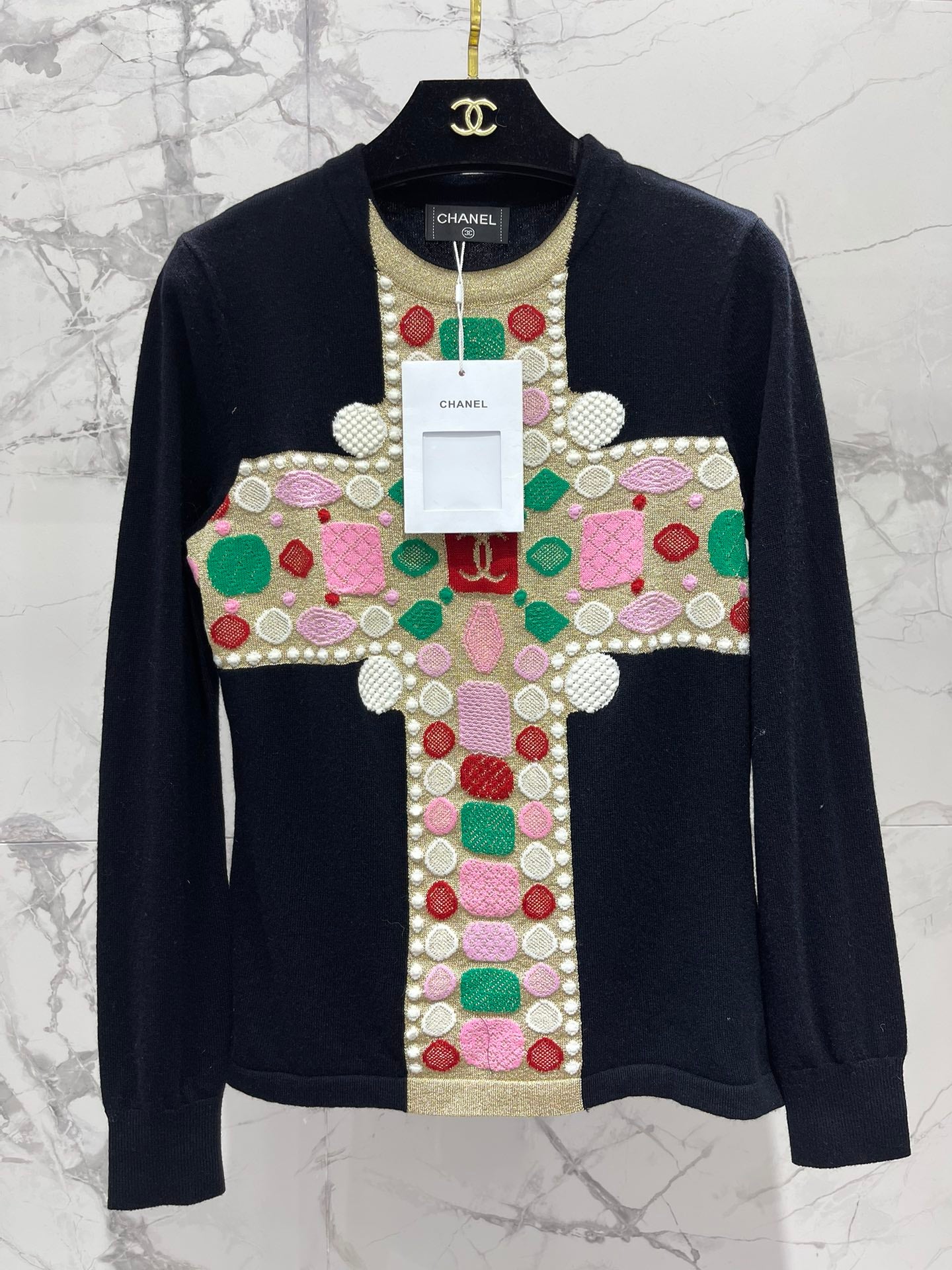 Chanel 2403 - Черный свитер с узором из разноцветных драгоценных камней