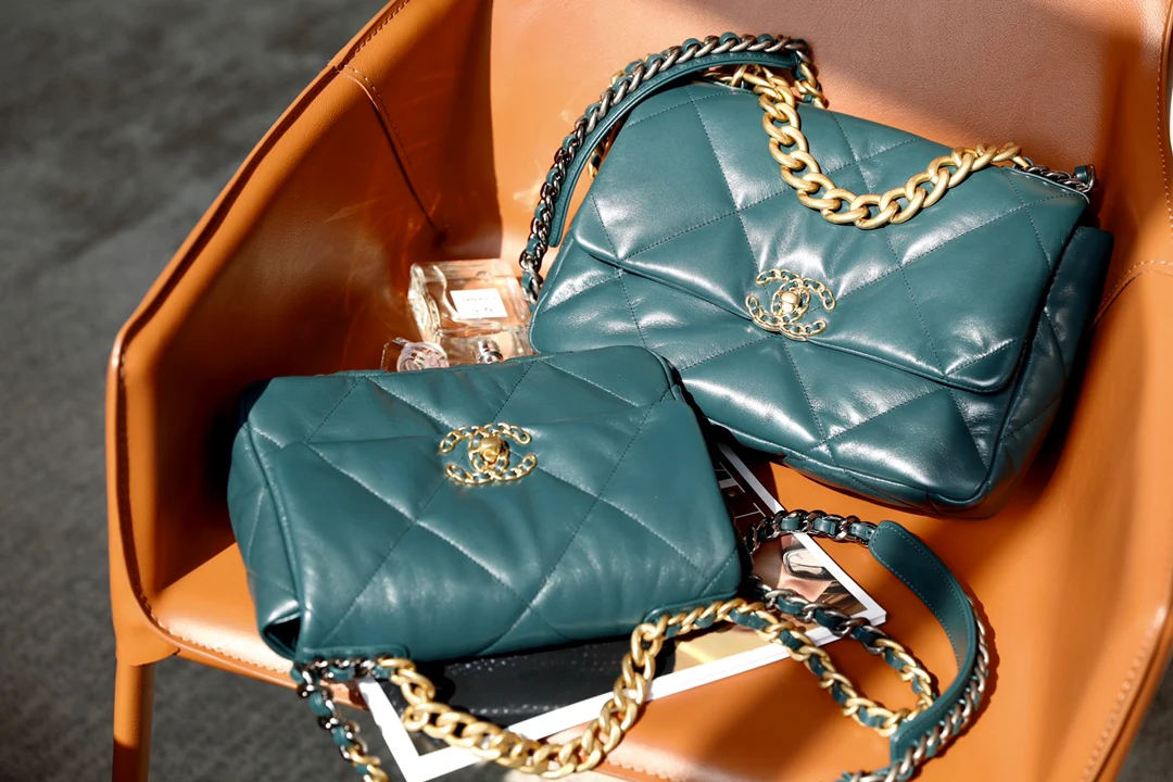 Сумка Chanel 19 — маленькая, темно-зеленая.
