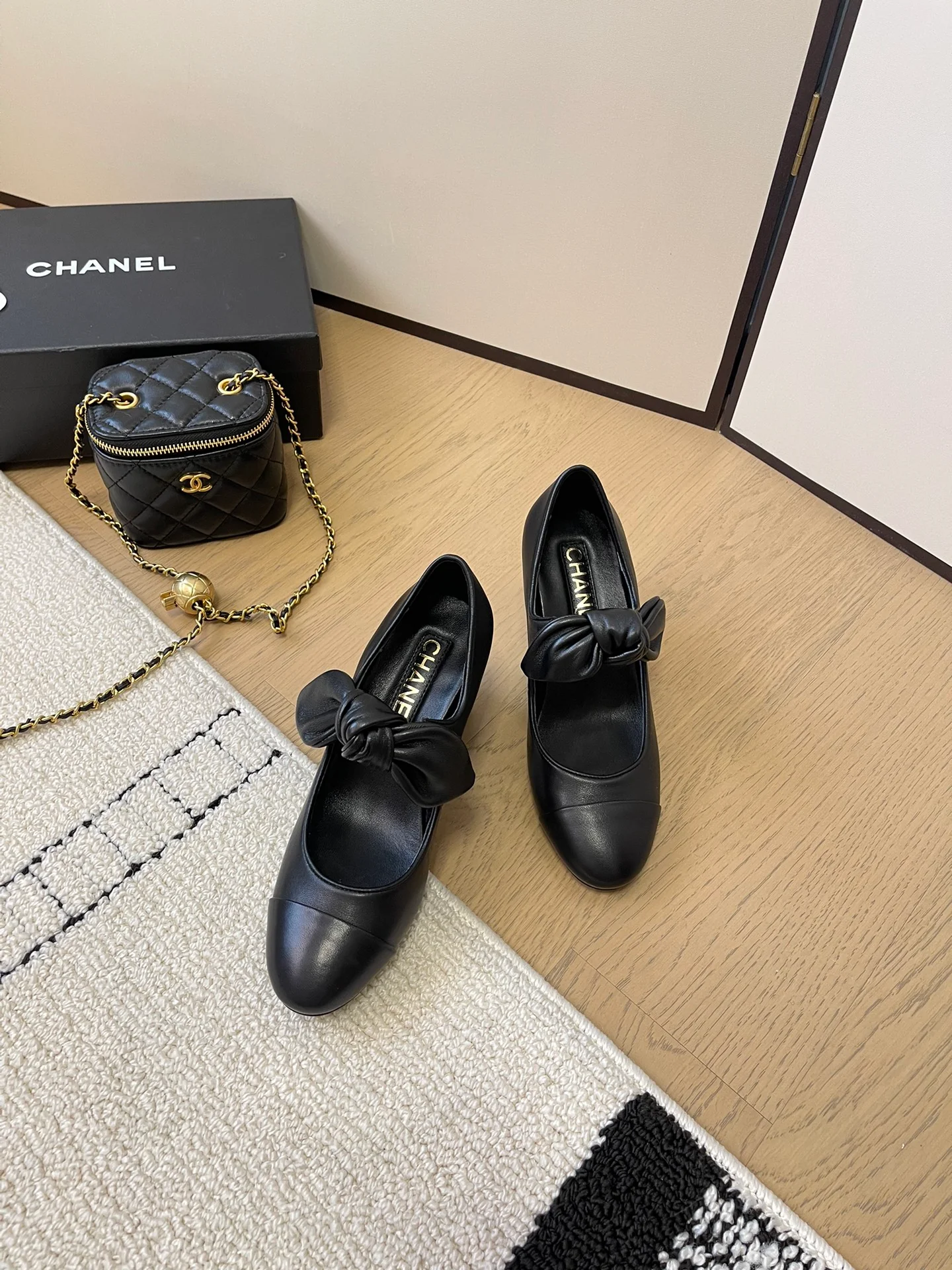 Балетные туфли на высоком каблуке Chanel 2024 — черные