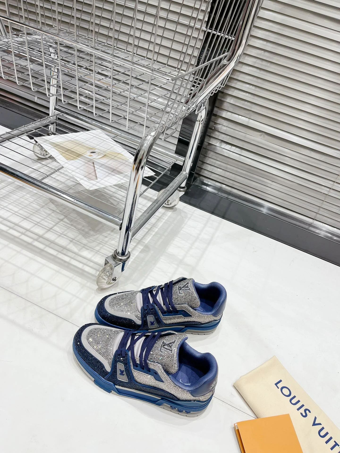 Кроссовки LV Trainer - обувь для скейтбординга - глянцевые синие и серебристые - унисекс