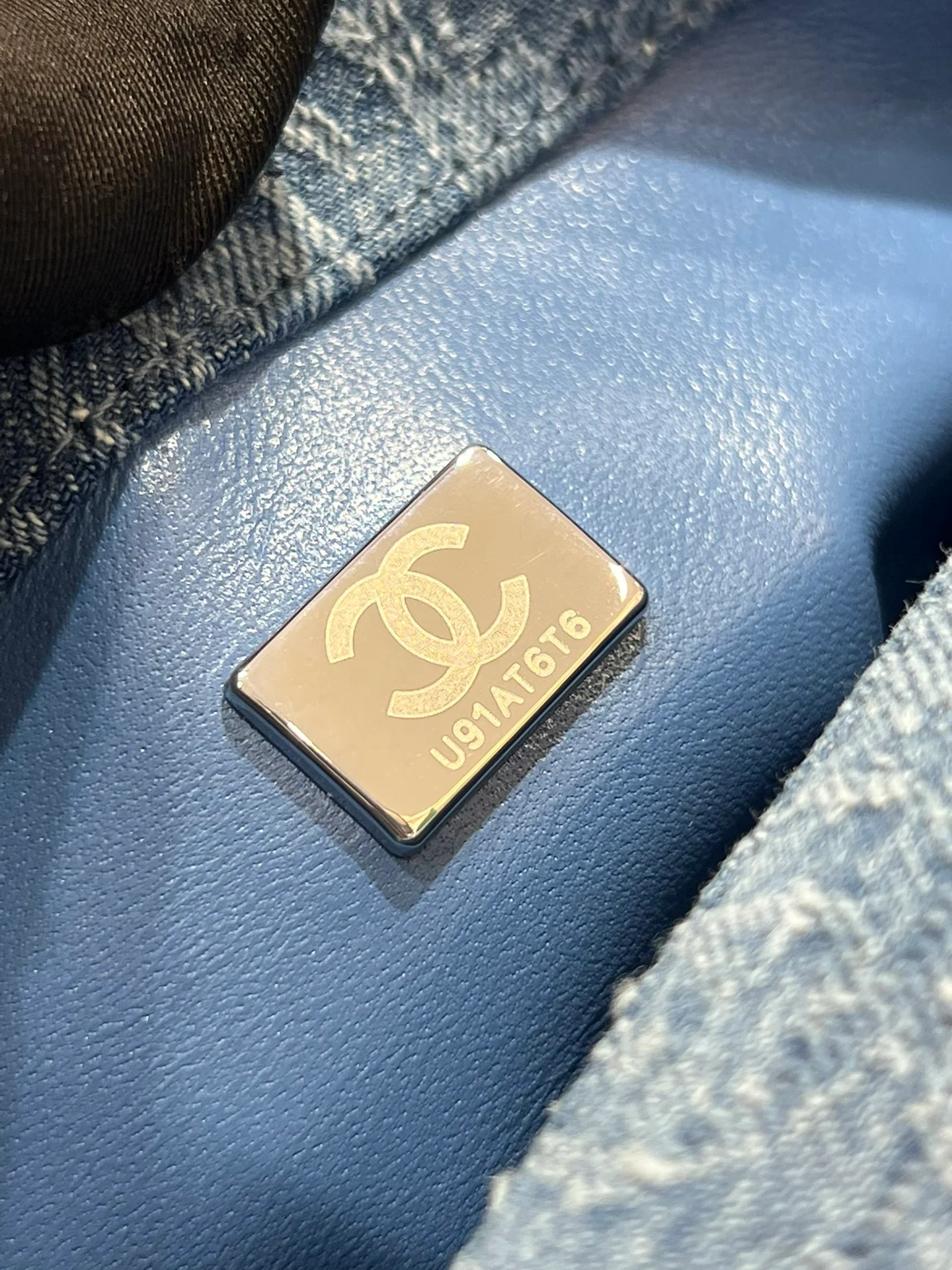 Коллекция Chanel Весна/Лето 2023 - Пряжка в виде сердца с камелией из денима - Квадратная - Светло-голубая серебристая пряжка - 19 см