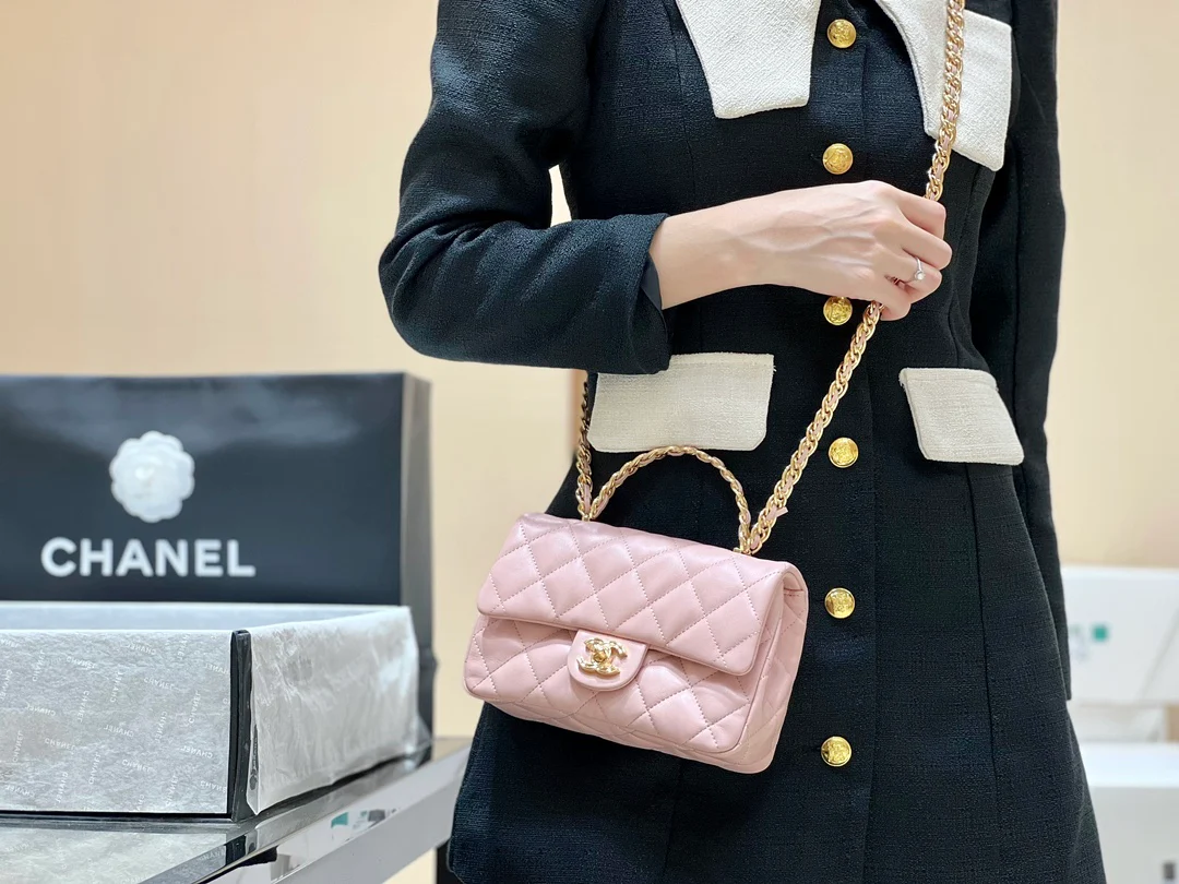 Новинка сезона весна/лето 2023 от Chanel - сумка из овечьей кожи CF - розовая - на фото.