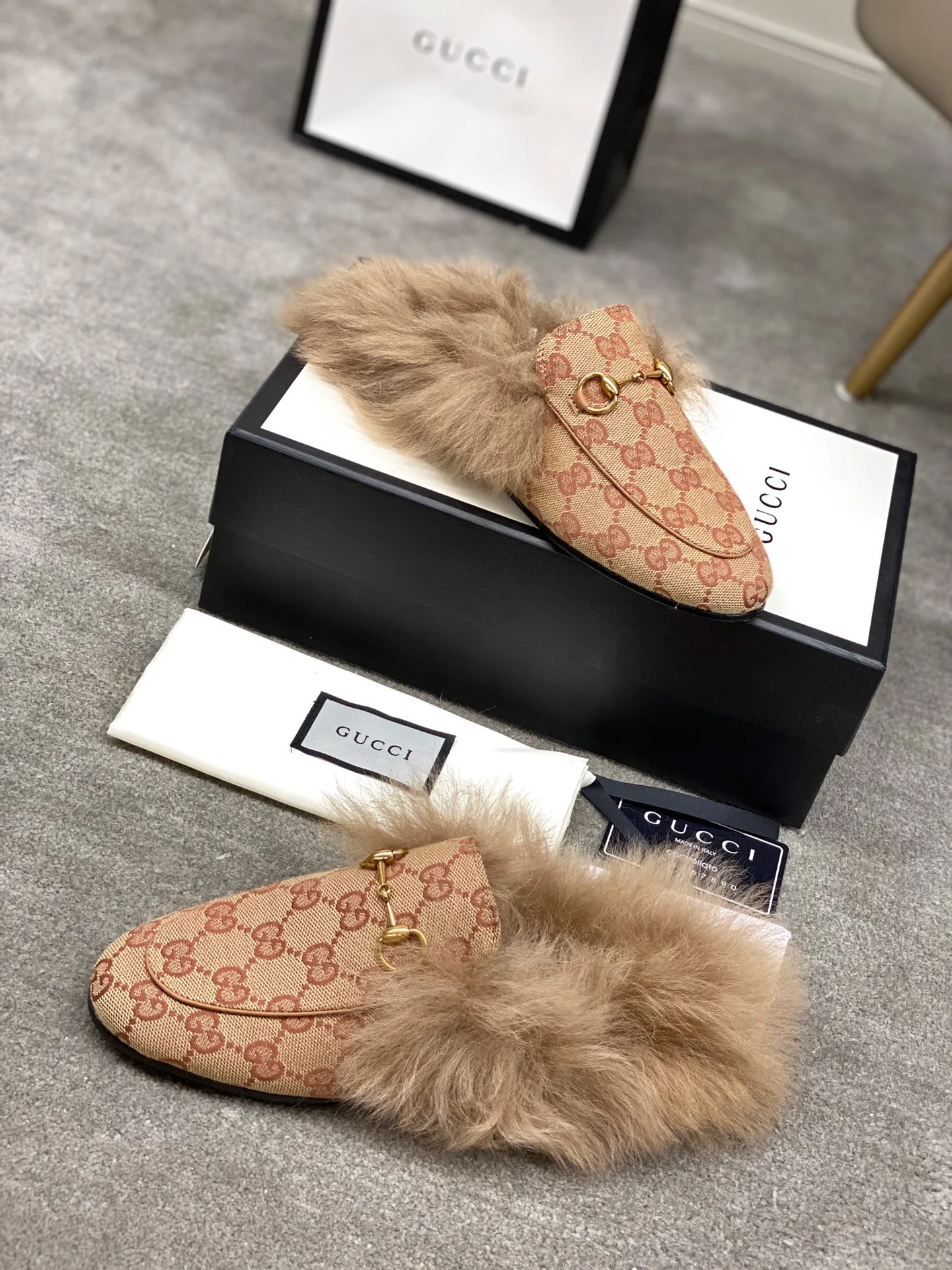Бутик Gucci 2020 - Последние модели с подиума - Меховые тапочки - Монограммный узор - 1