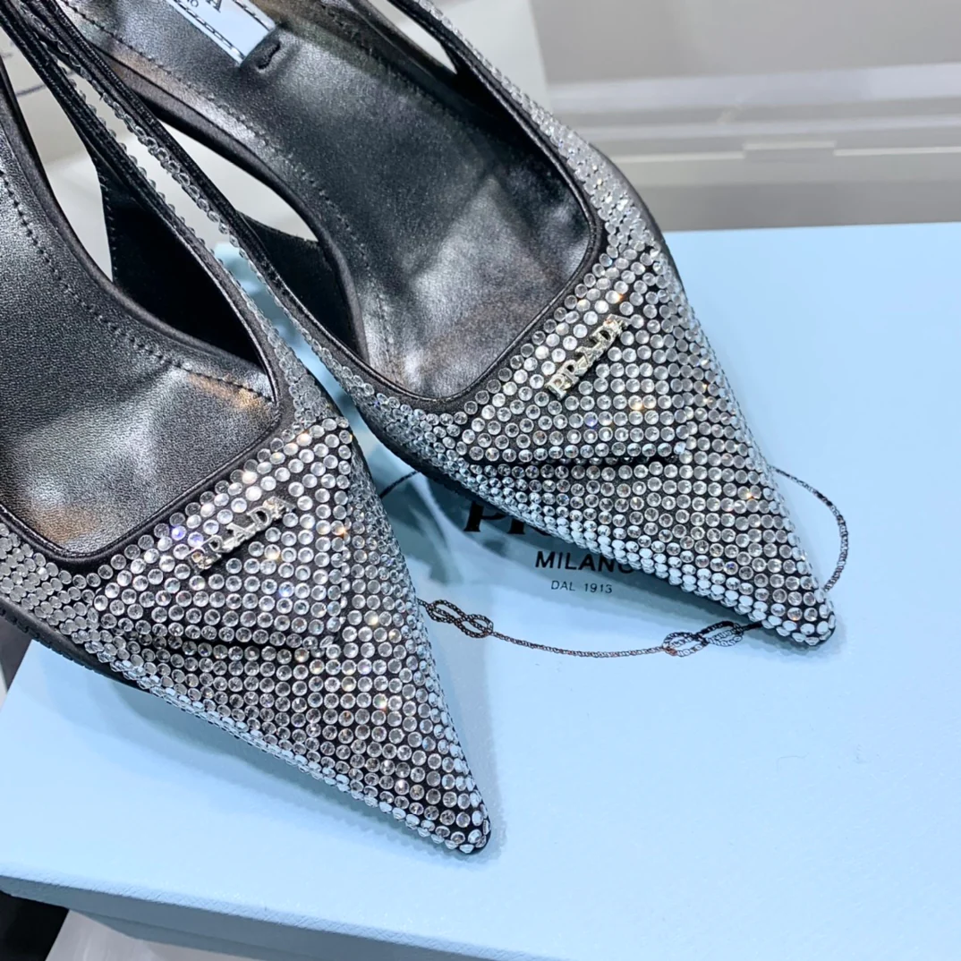 Prada - Туфли на низком каблуке, украшенные бриллиантами