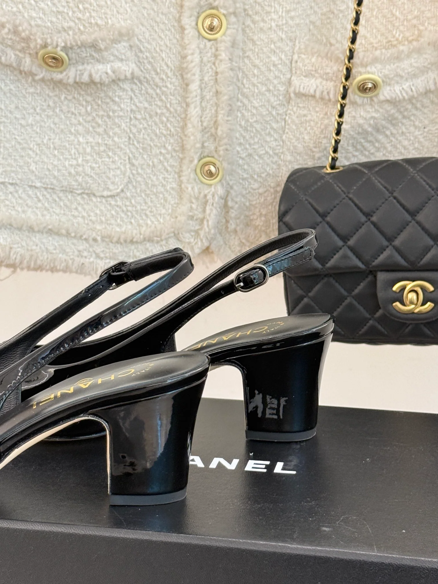 Босоножки Chanel 2024 с острым носком в форме сердца на низком каблуке - черные