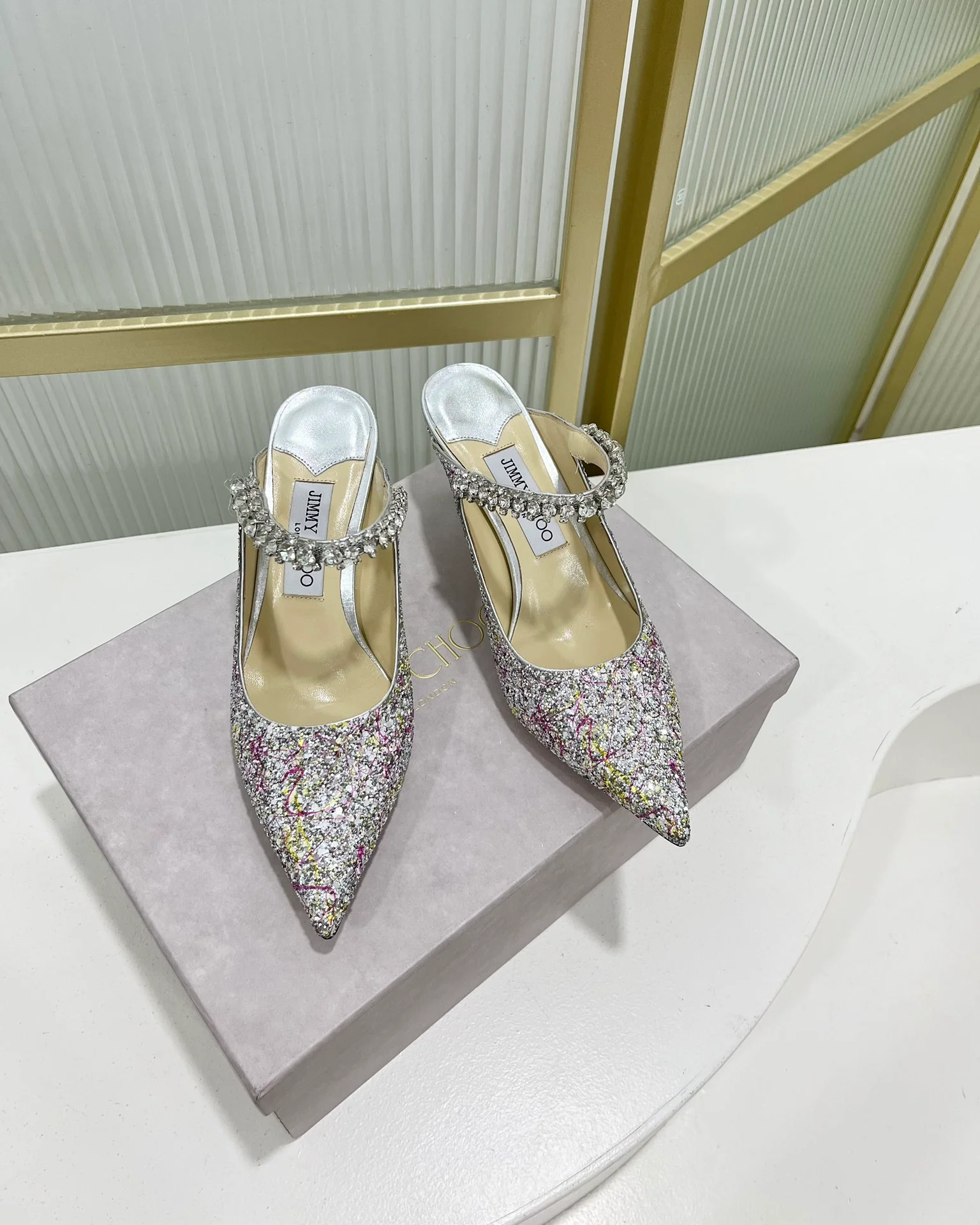 Jimmy - Новинка 2023 года - Туфли на низком каблуке Greta с острым носком