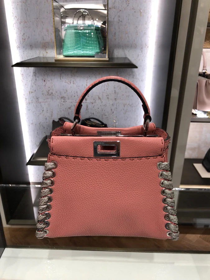 Миниатюрная кожаная сумка Fendi Peekaboo розового цвета - 1 шт.