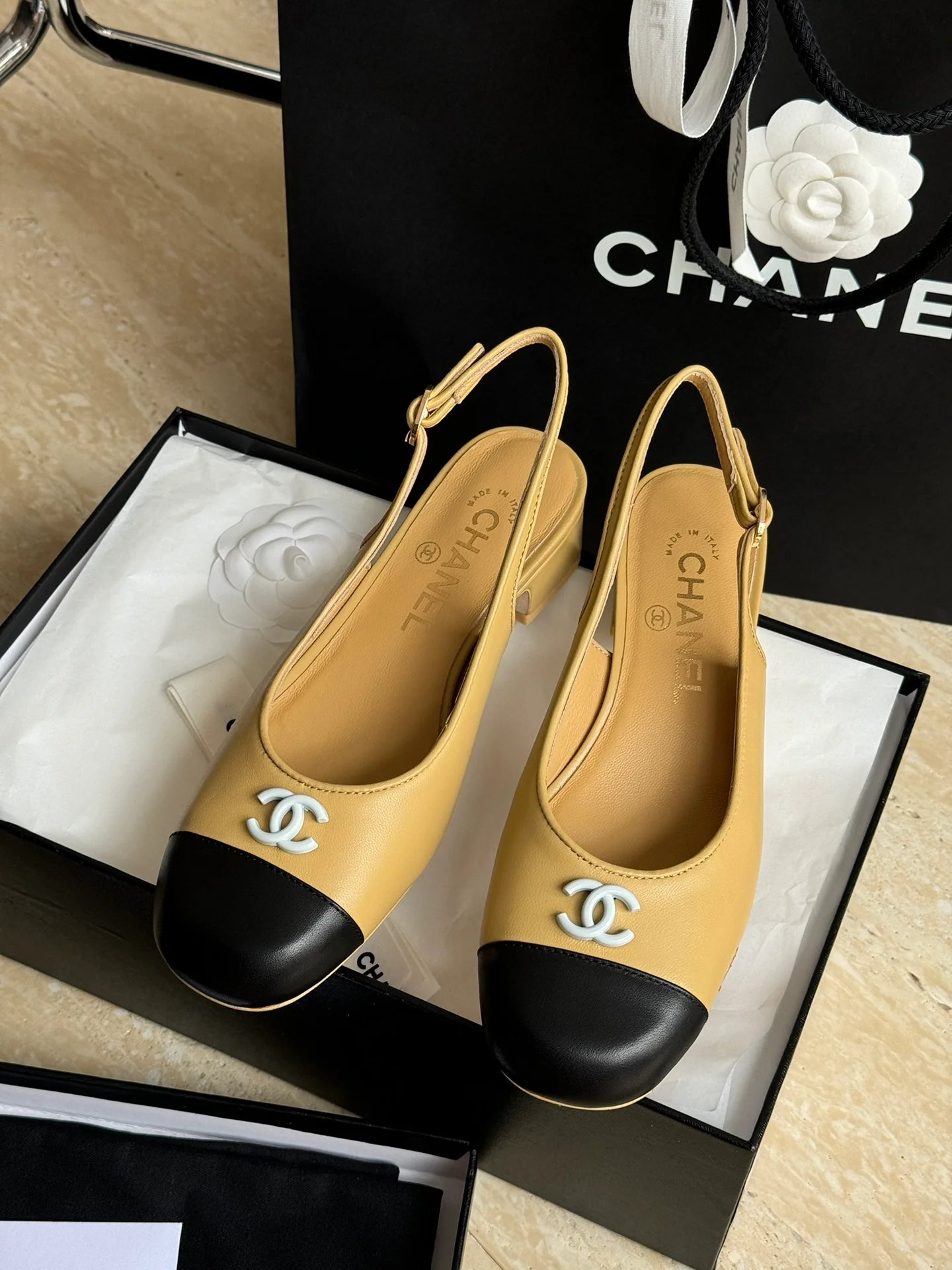 热销款 Chanel-2024新款 小方头双C牛皮低跟凉鞋 卡其色