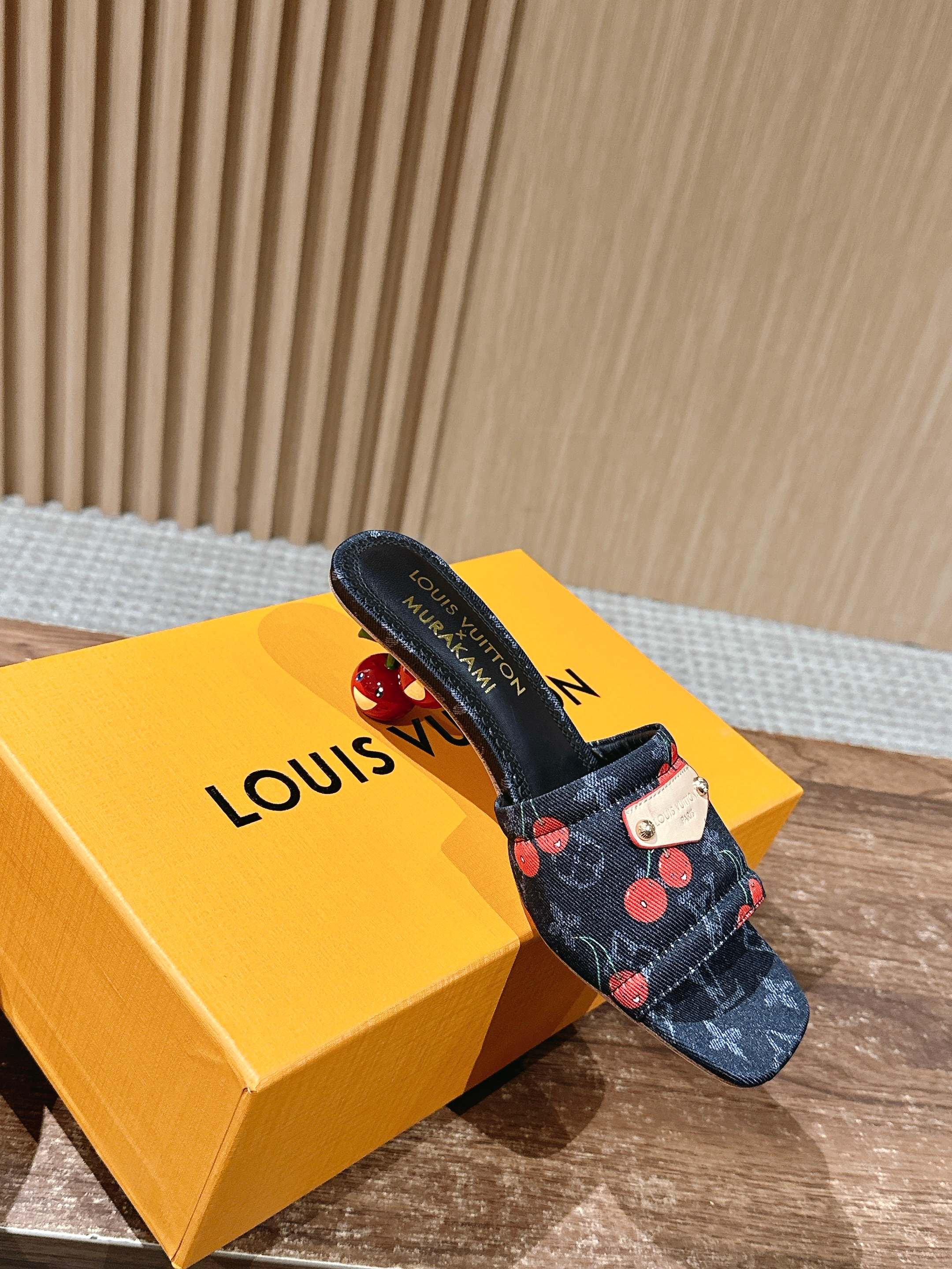 LV - Коллекция Такаши Мураками в стиле ретро - Сандалии на низком каблуке - Черные