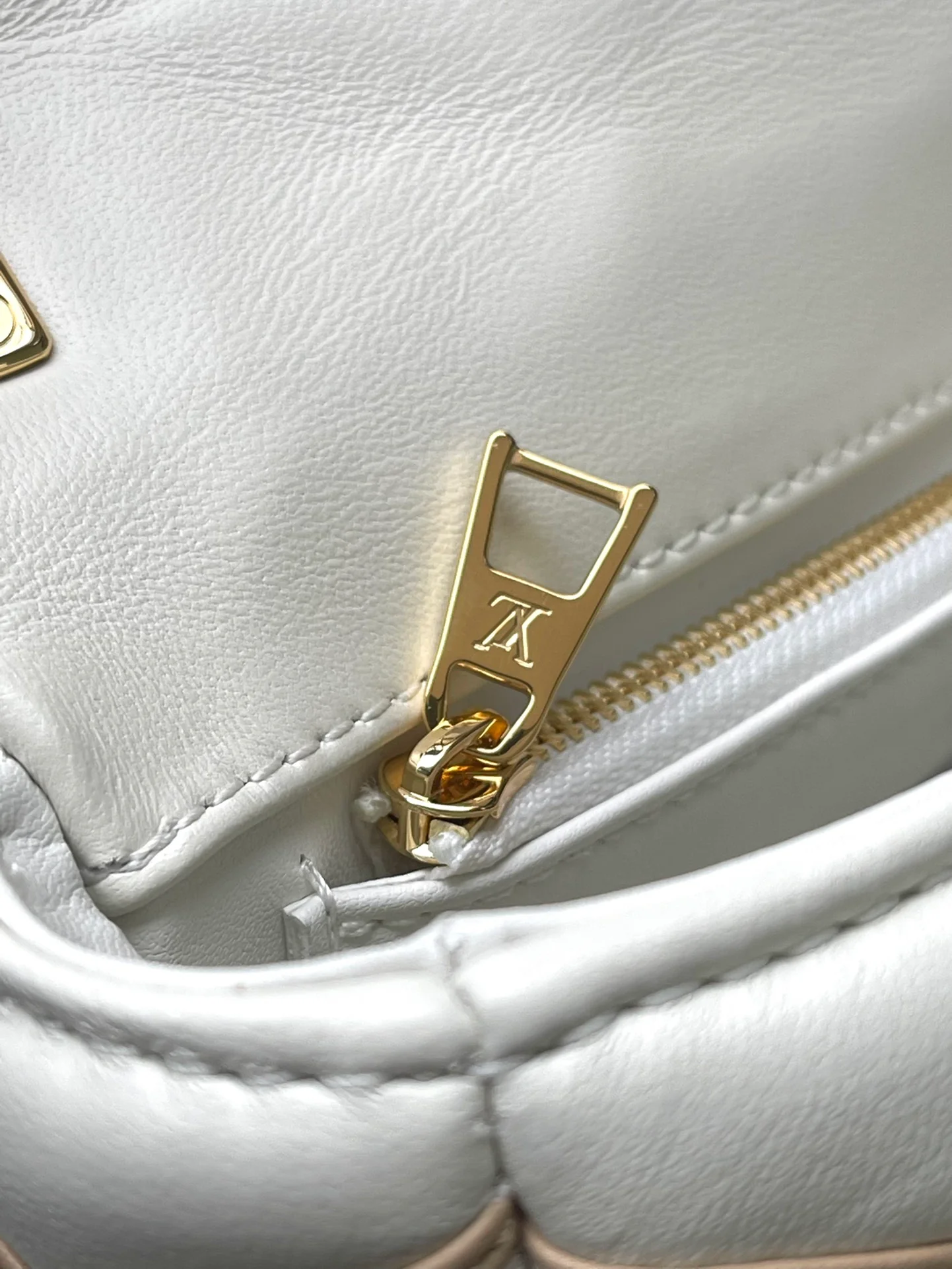 m22890-LV-go-14-mm-Medium-Handbag/Crossbody Bag-White