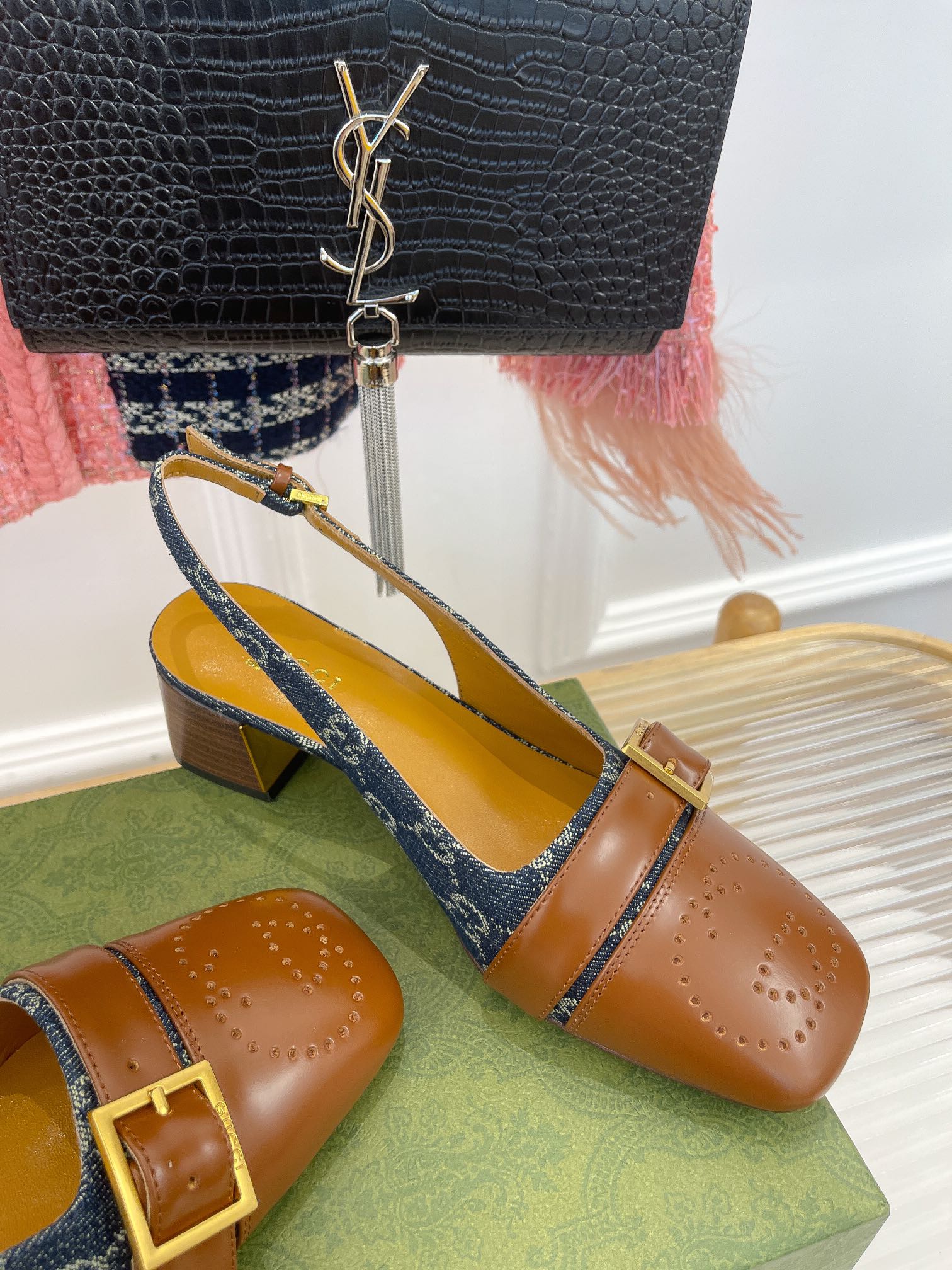 Новинка начала осени 2022 года от Gucci — сандалии на массивном каблуке.