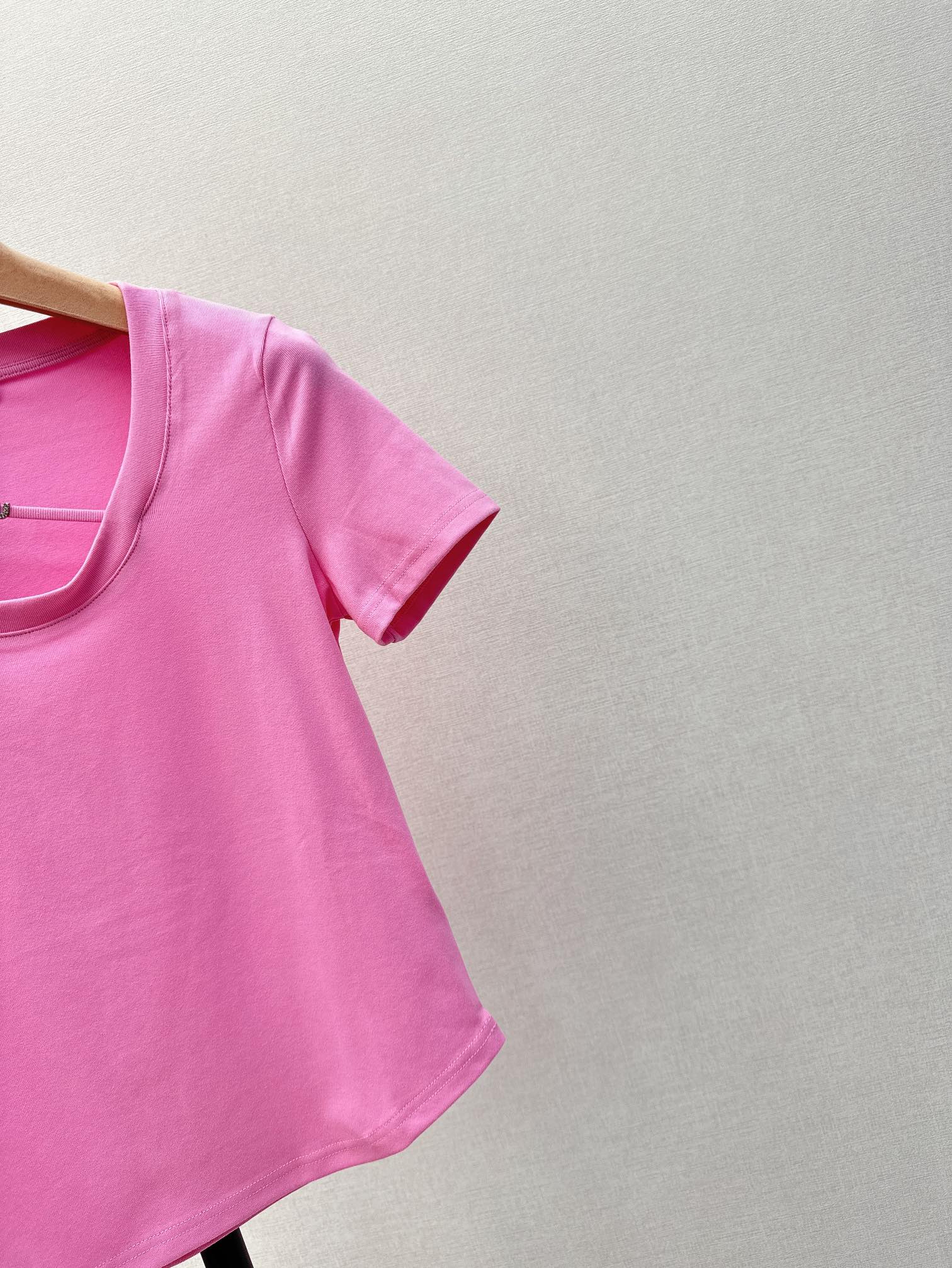 Miu Miu-2404 - Новинка весны/лета: футболка облегающего кроя с U-образным вырезом, розовая.