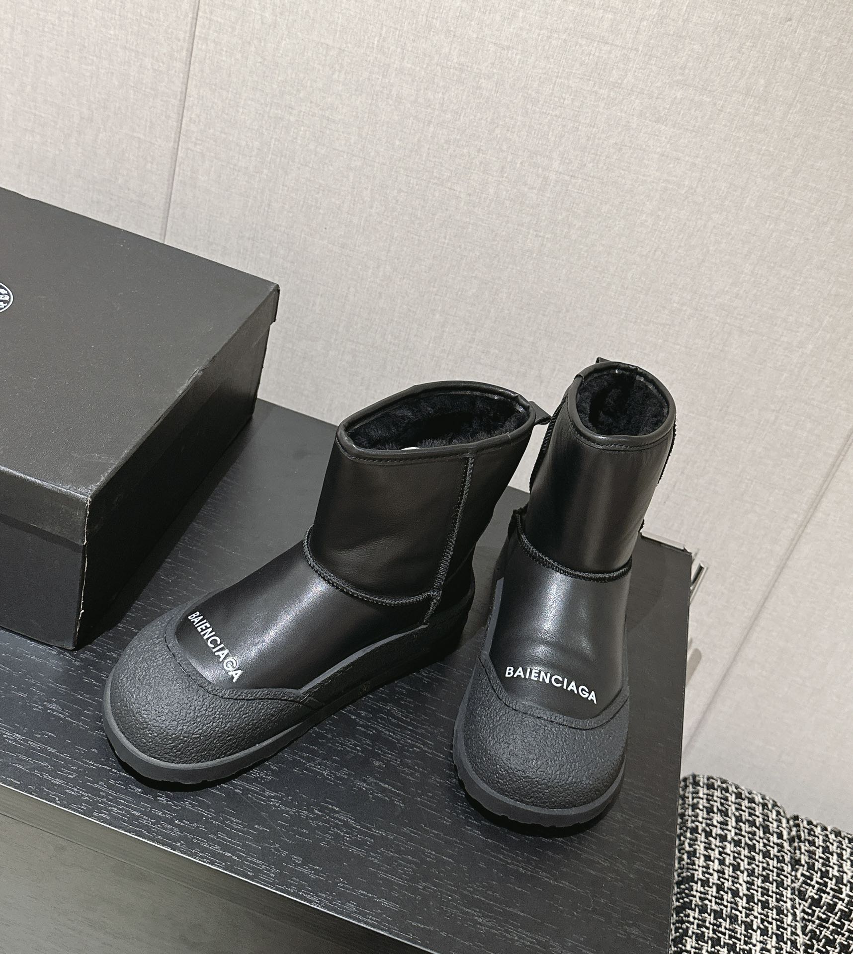 Шерстяные зимние сапоги Balenciaga 2024 - черные