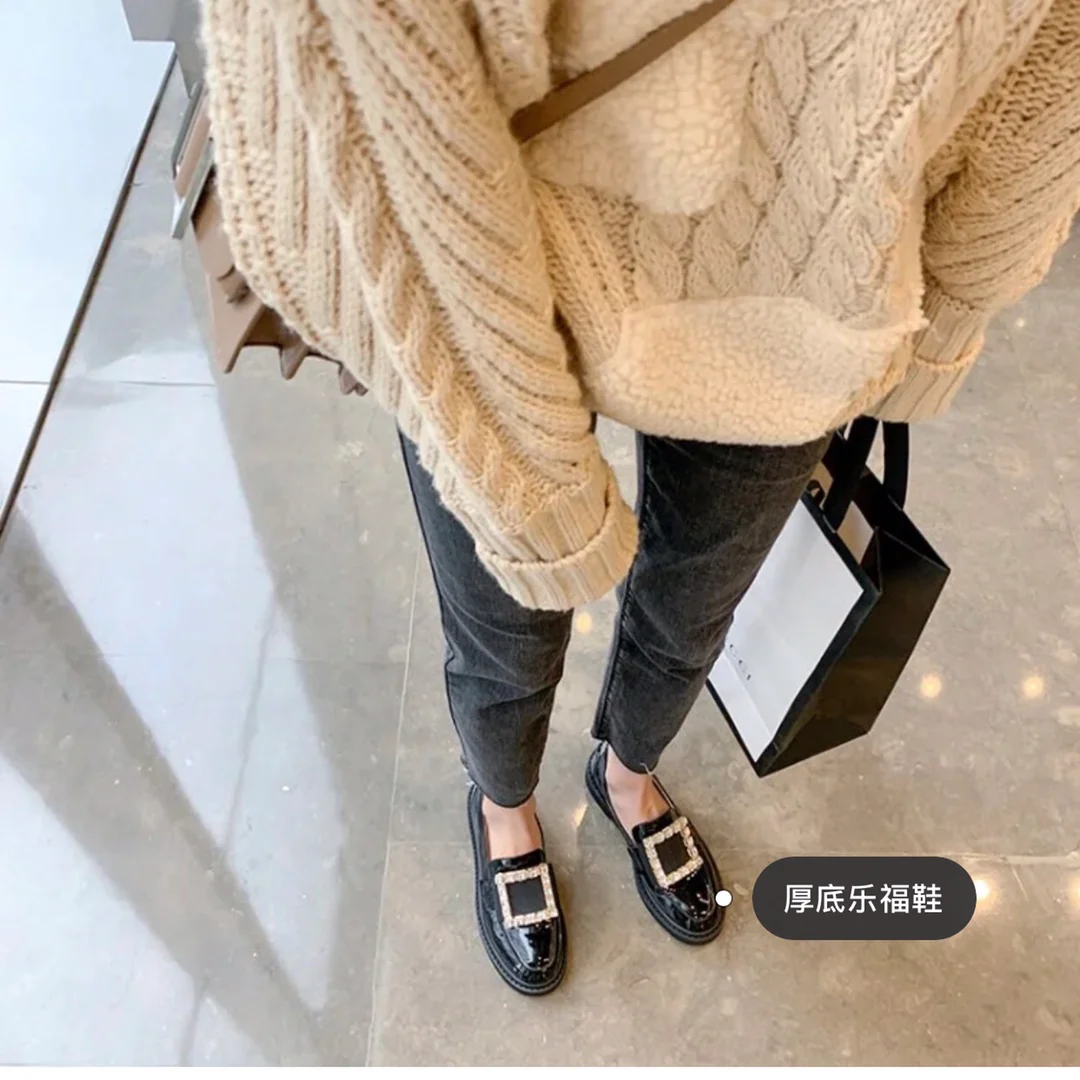 Обувь RV Shoes - 22ss - Афро-прическа из лакированной кожи, украшенная стразами - Фотографии на теле