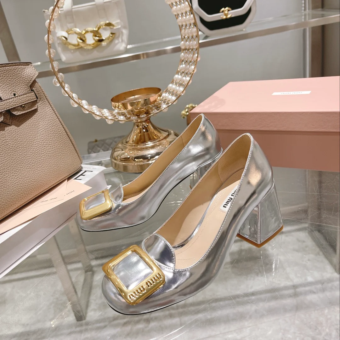 Новинка сезона осень/зима 2022 от Miu Miu - Туфли на массивном каблуке с квадратным носком - Серебристые