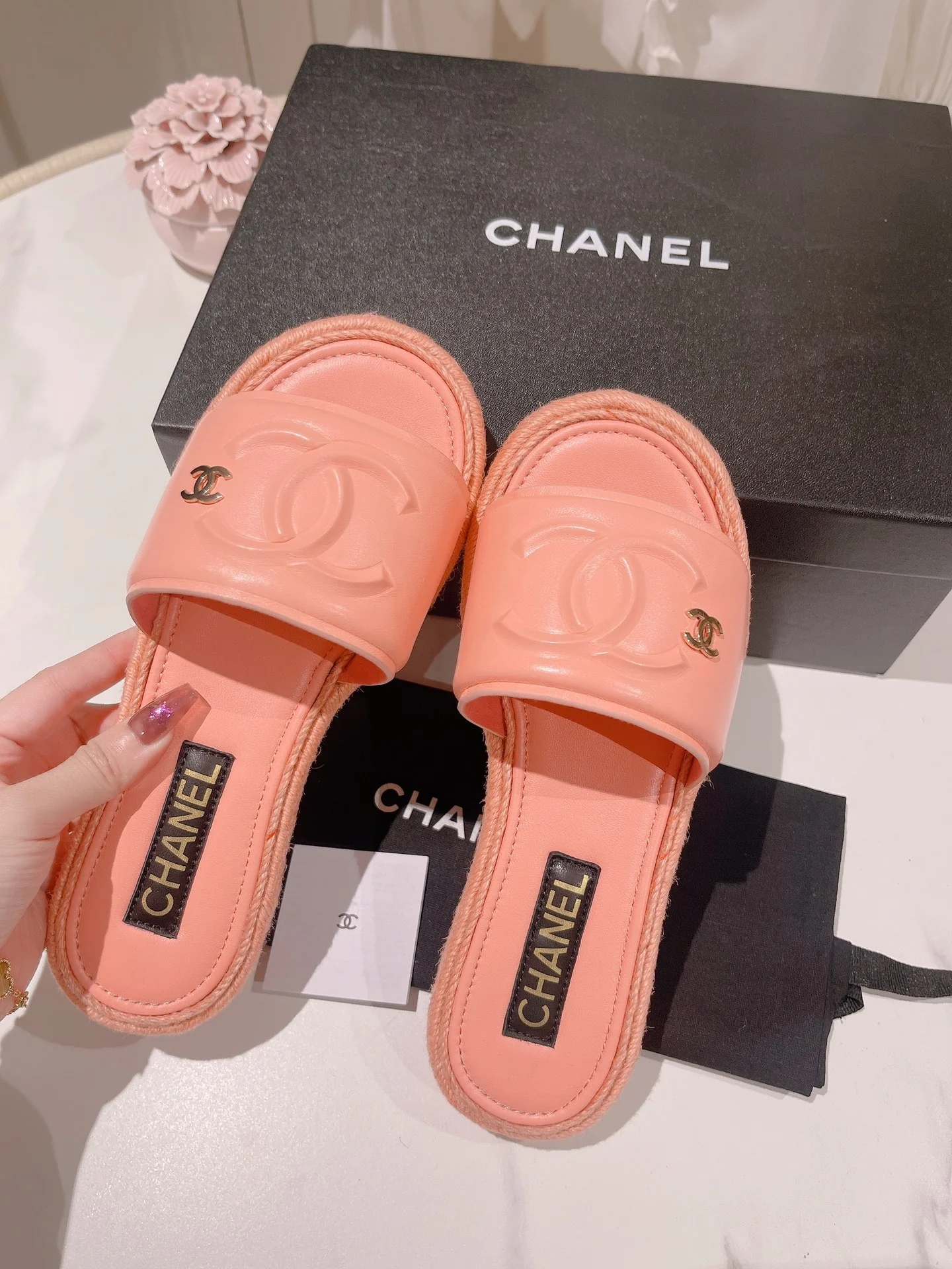 Новинка сезона весна/лето 2023 от Chanel - Тапочки из овечьей кожи - Розовые