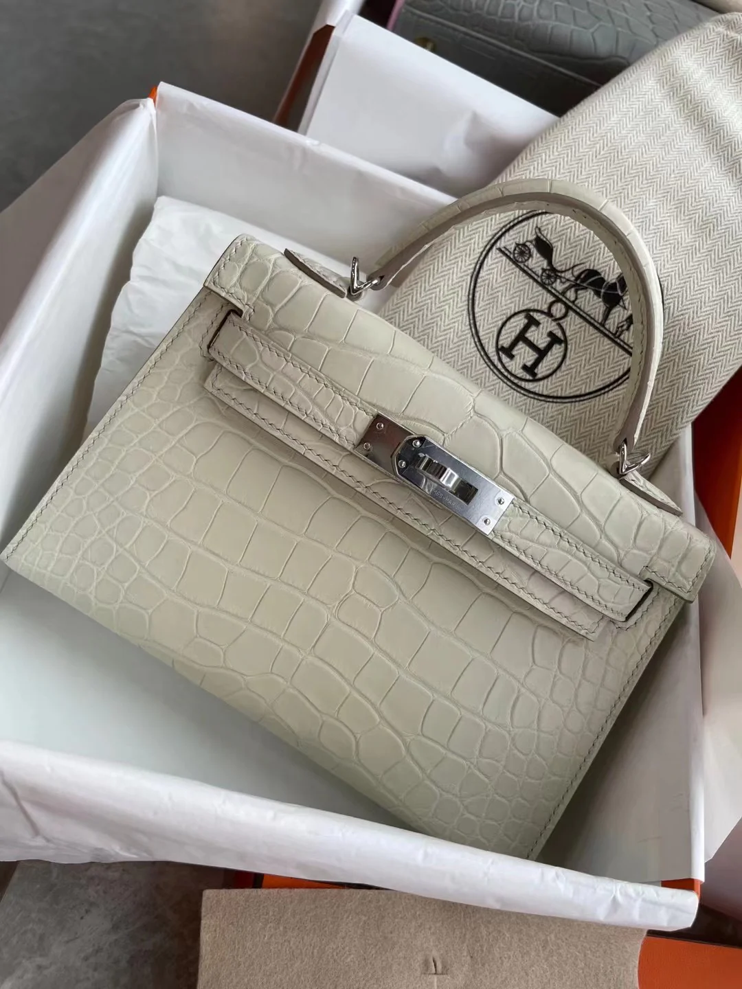 Сумка Hermes Kelly Mini 2nd Generation Matte Crocodile Glacier White 8L с серебряной пряжкой