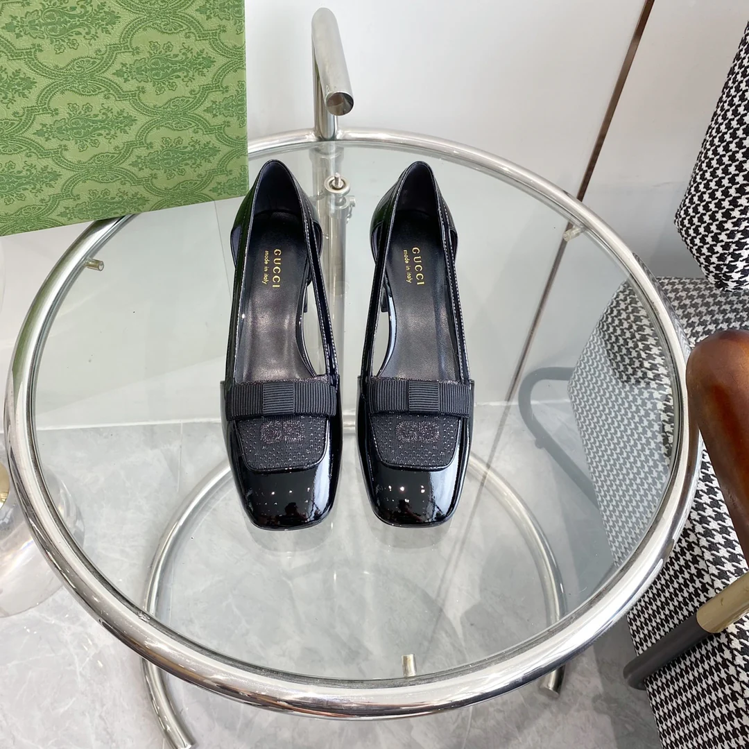 Новинка 2023 года от Gucci - балетки с ажурным квадратным носком и бантом.