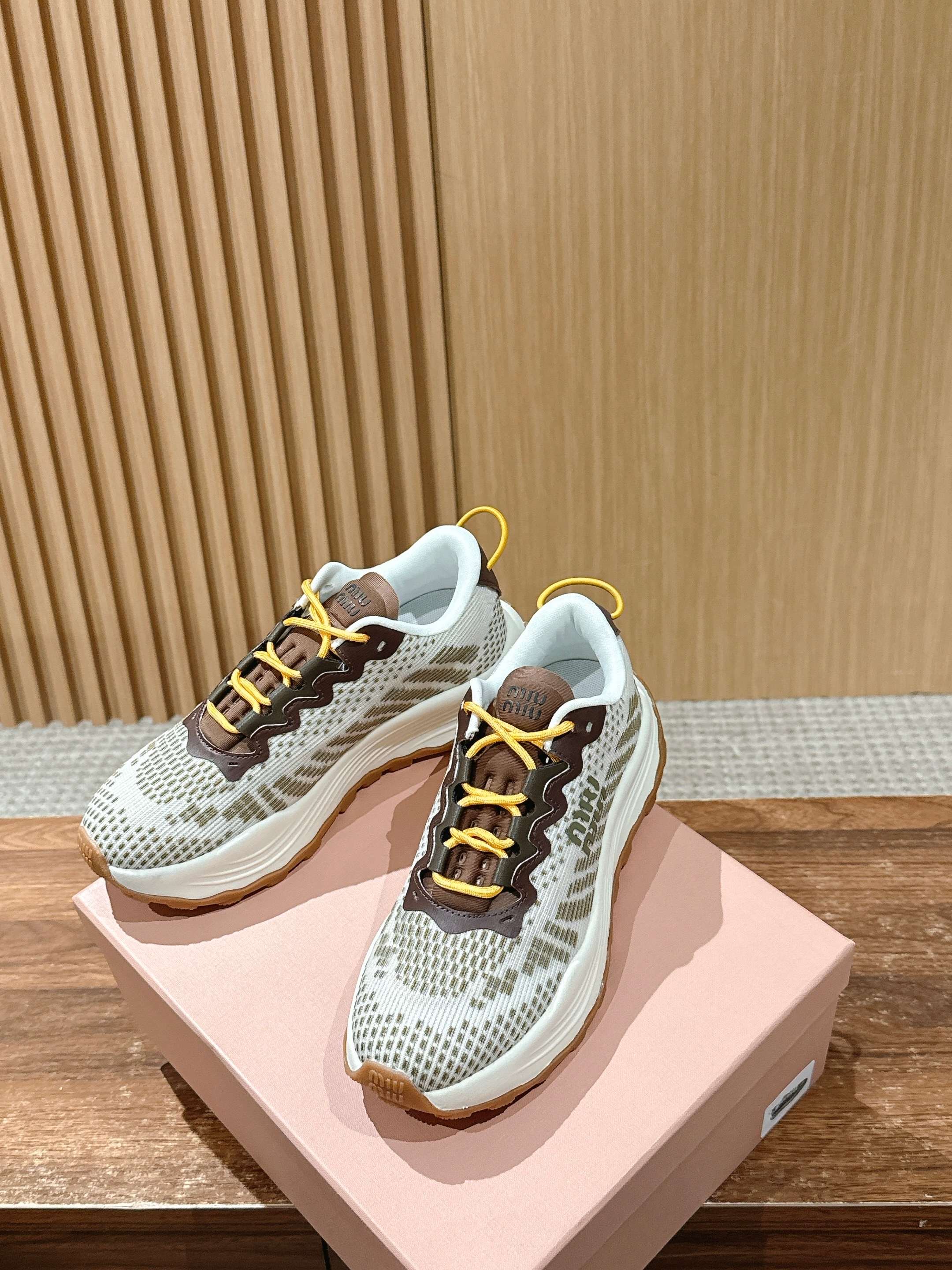 Кроссовки на платформе Miu Miu - коричневые