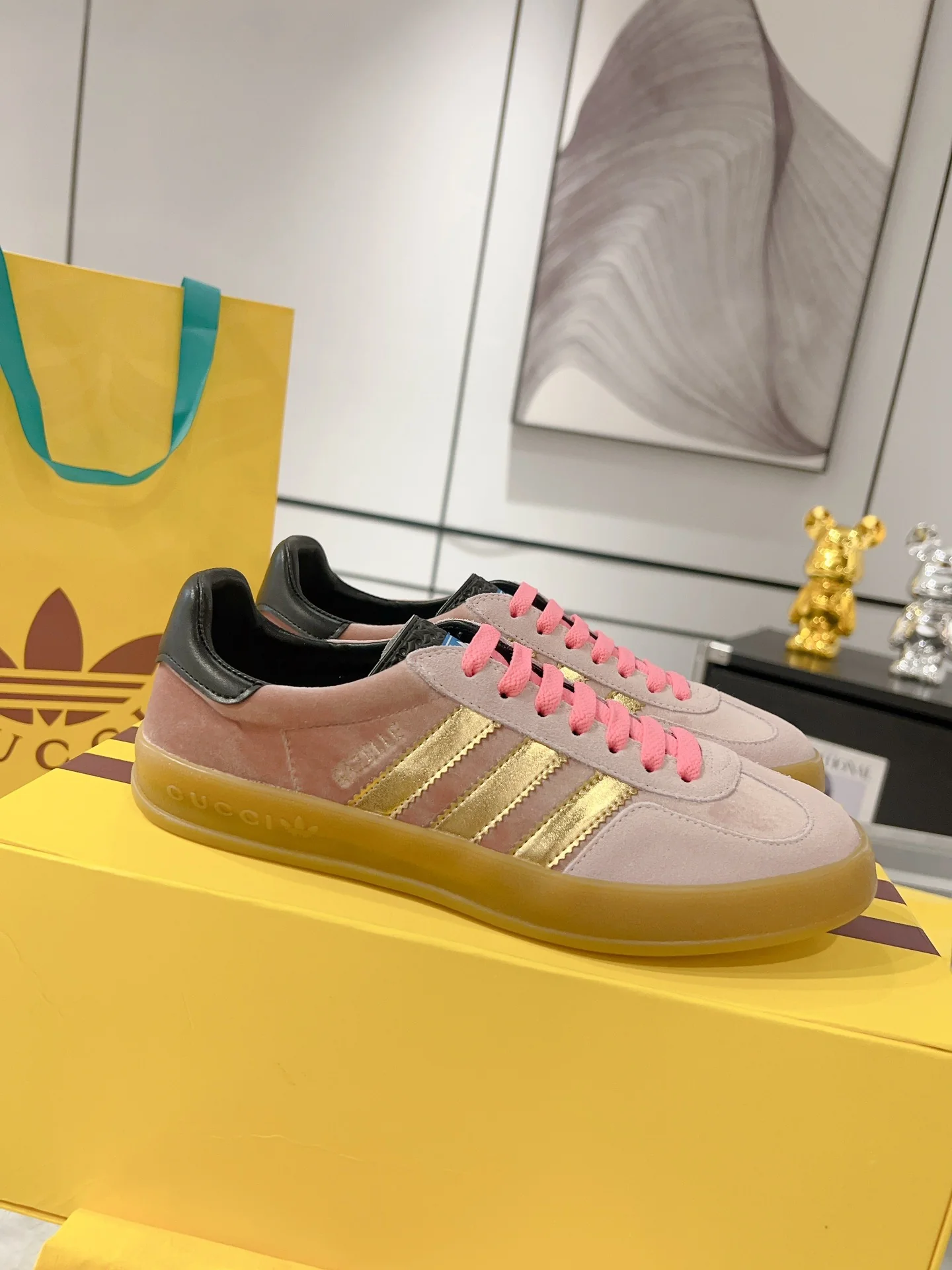 Новинка сезона осень/зима 2023 от Gucci - Коллаборация - Немецкие кроссовки для тренировок - Розовый абрикос