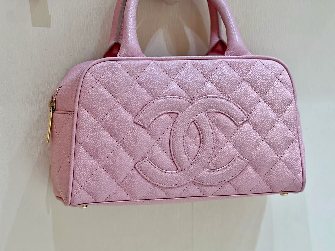 Винтажная сумка-боулинг Chanel из икры, розовая.