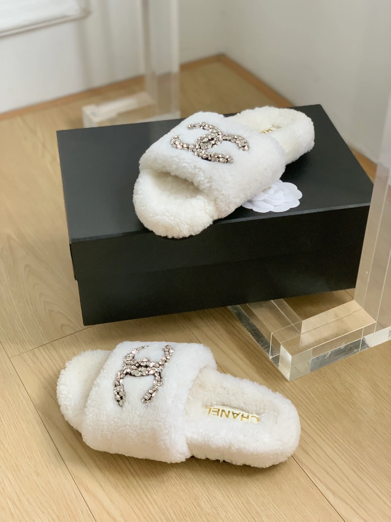 Новинка сезона осень/зима 2023 от Chanel - Домашние тапочки из овечьей шерсти с резиновой подошвой - Белые