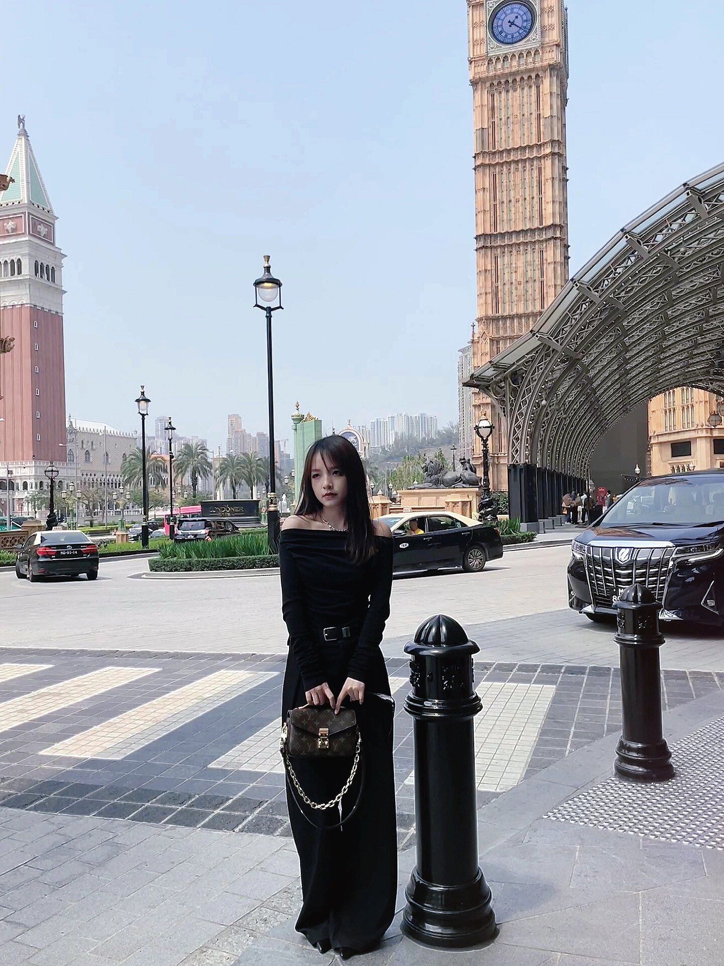 m46279-LV-pochette-metis-east-west-messenger bag-shoulder/crossbody bag