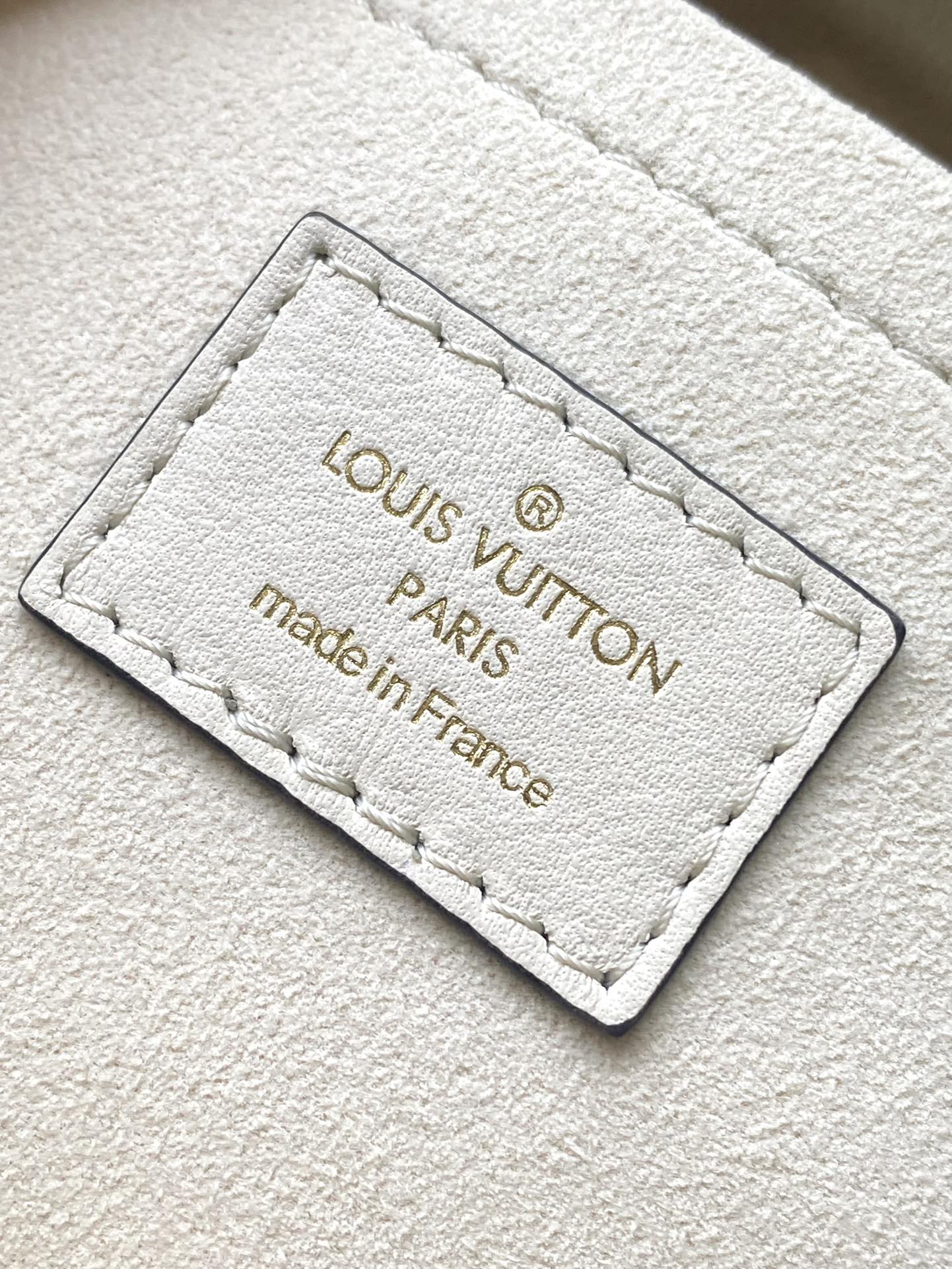 m58954-LV-speedy-20-Сумка-кроссбоди-Кремово-белый