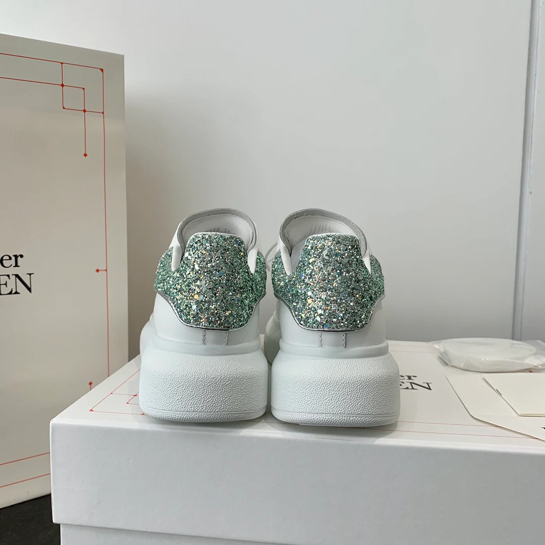 Классические белые кроссовки McQueen - ярко-розовая пятка - зеленые