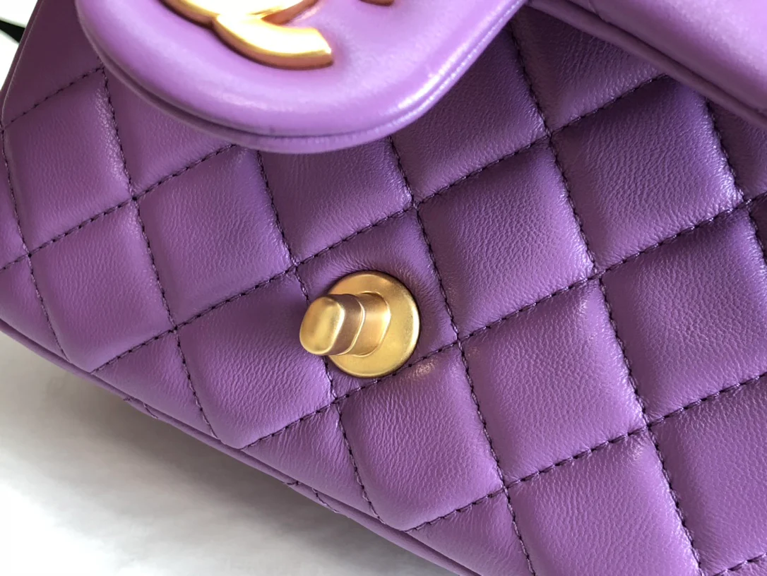 Сумка Chanel 2022 года, выпущенная к премии ?Золотой глобус?, квадратная, с откидным клапаном - 1 шт.