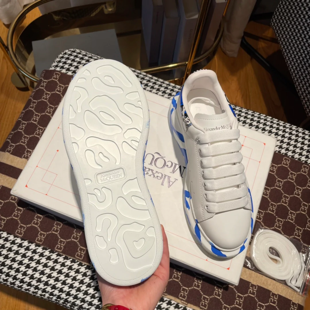 Классические белые кроссовки McQueen в стиле ?синее граффити?.