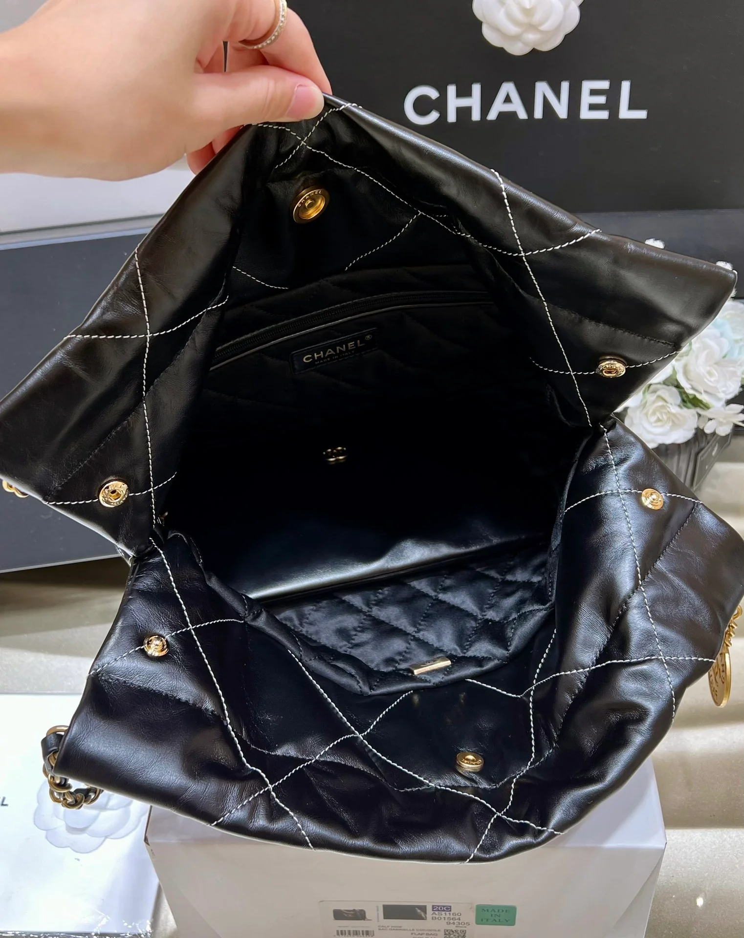 Круизная коллекция Chanel 2023 - сумка 22bag - Маленькая - Черная