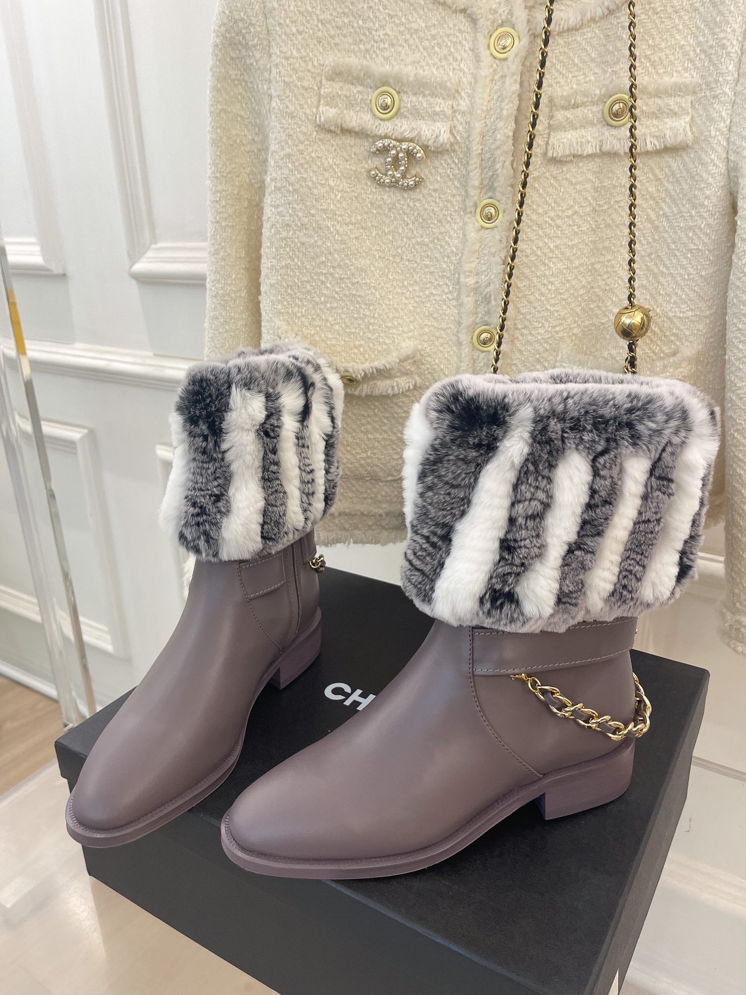 Новинка весны 2022 года от Chanel - Меховые ботильоны - Серые