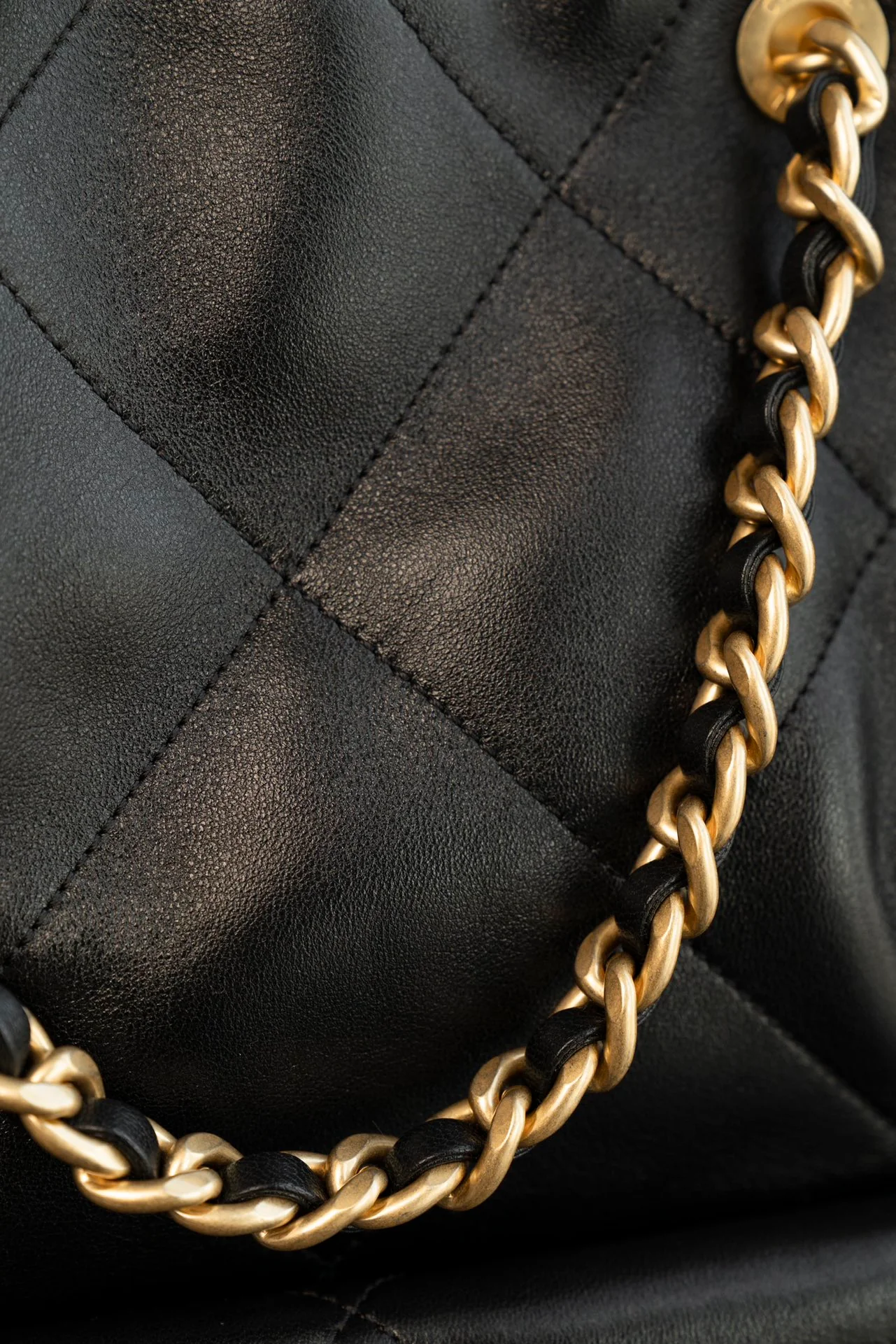 Большая сумка-шоппер Chanel 25c, черно-золотая.