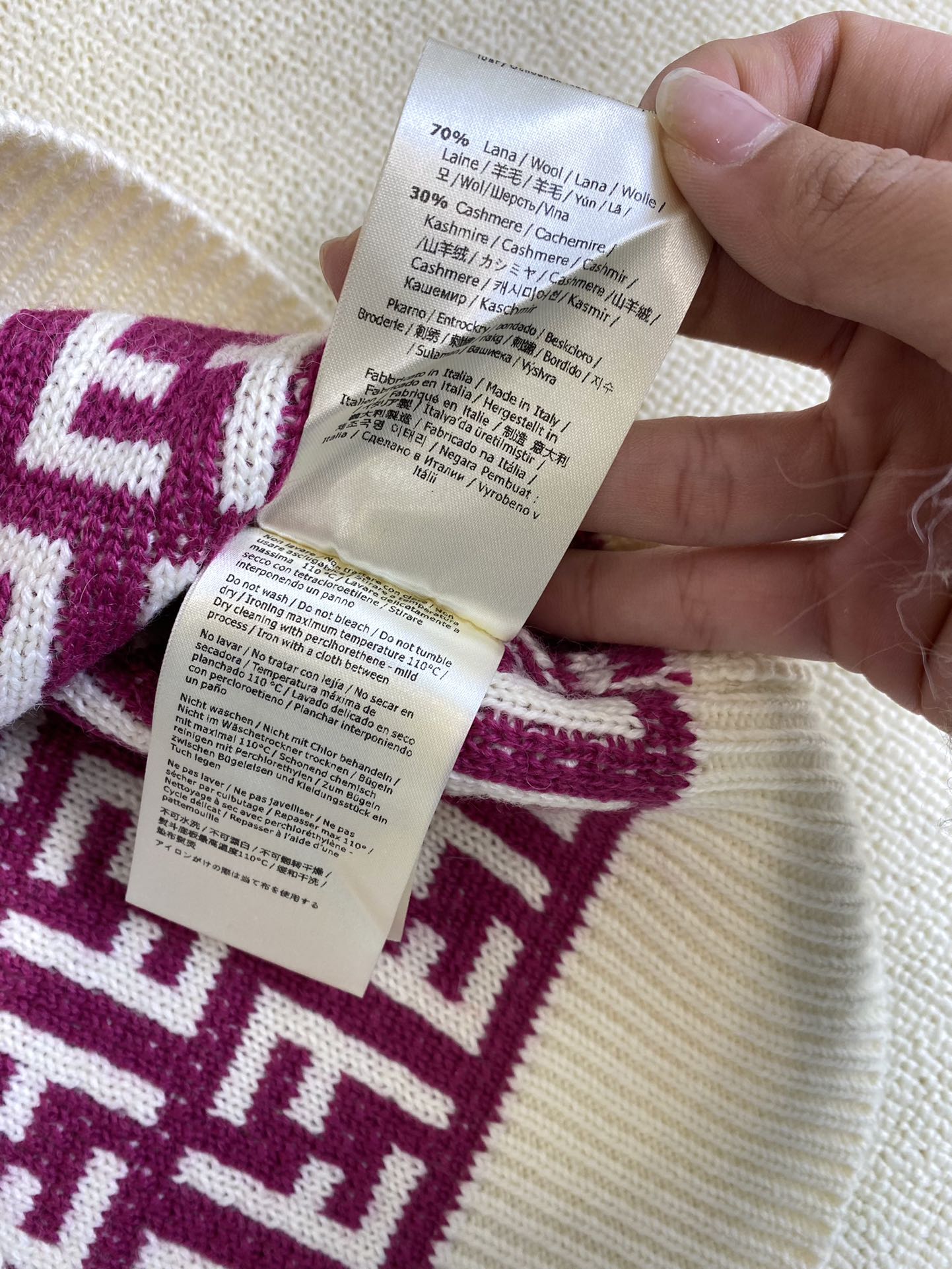 Fendi-2403 - Новинка ранней весны. Вязаная футболка с коротким рукавом и монограммой.