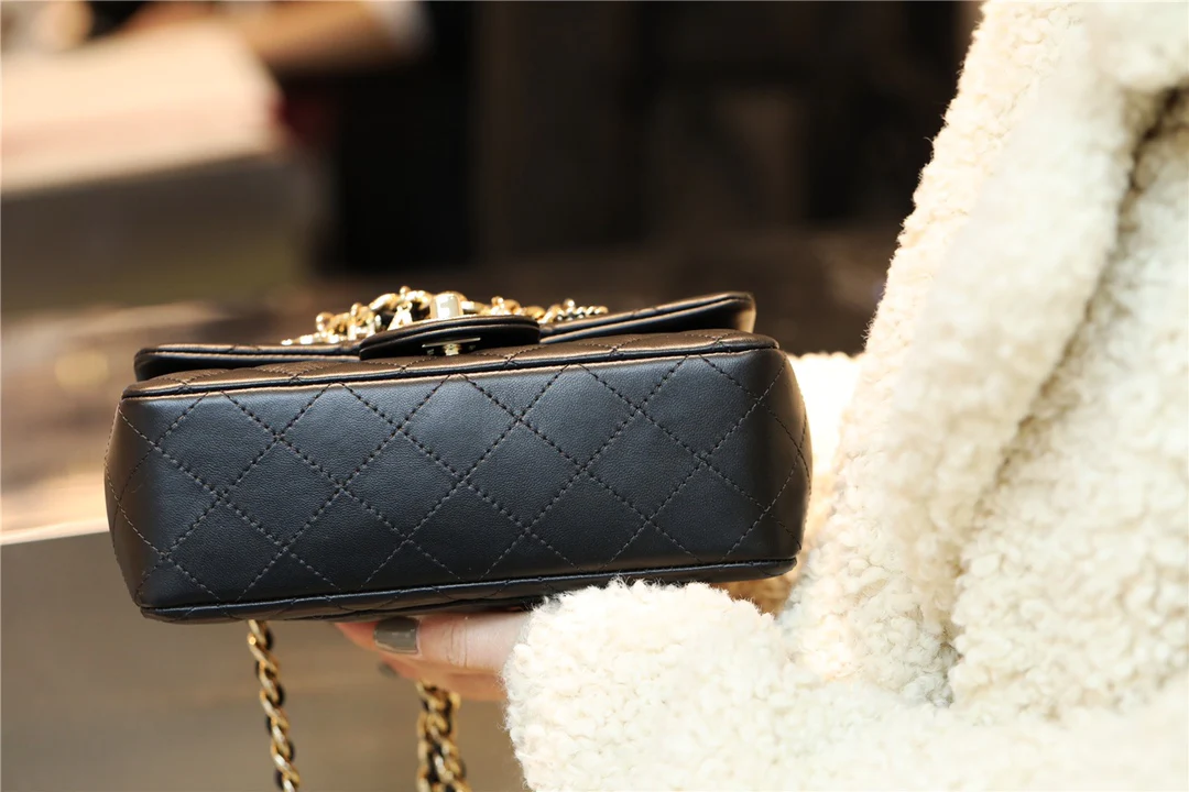 Миниатюрный кулон-значок Chanel CF