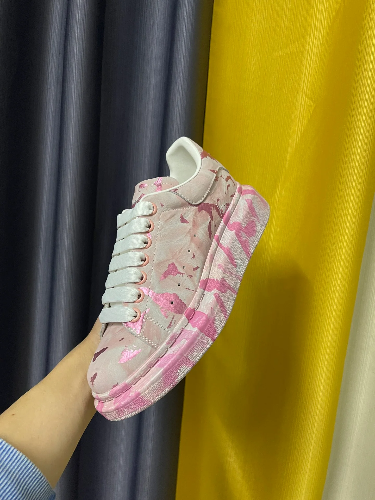 Классические белые кроссовки McQueen - унисекс - розово-золотой граффити