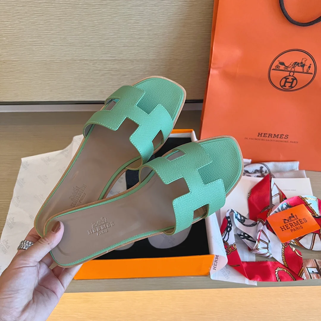 Классические тапочки Hermes с буквой H - с принтом пальм, бирюзовый цвет.