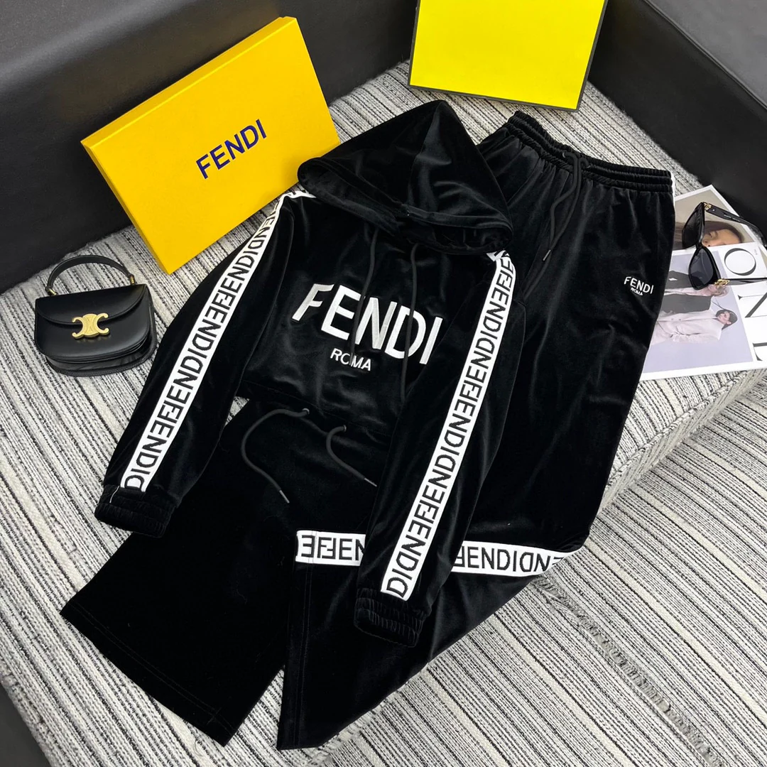 Fendi - 2403 - Новинка ранней весны 2024 года: бархатная толстовка с отделкой лентой и эластичным поясом, брюки прямого кроя.