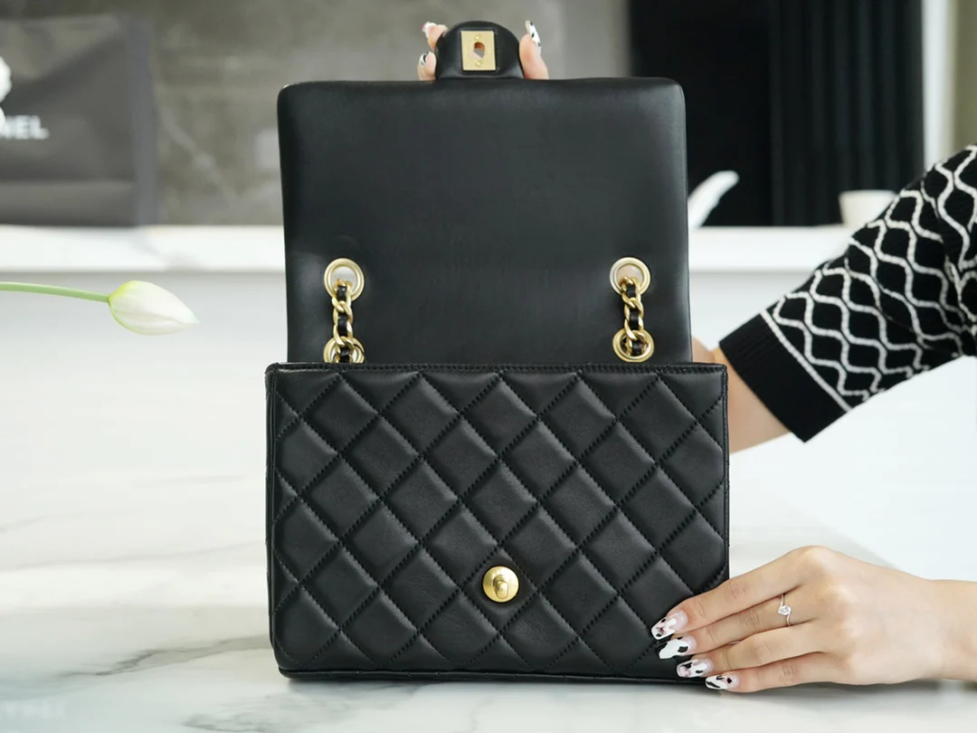 Коллекция Chanel Весна/Лето 2023 - Сумка с клапаном и цепочкой в ??виде буквы - Черная