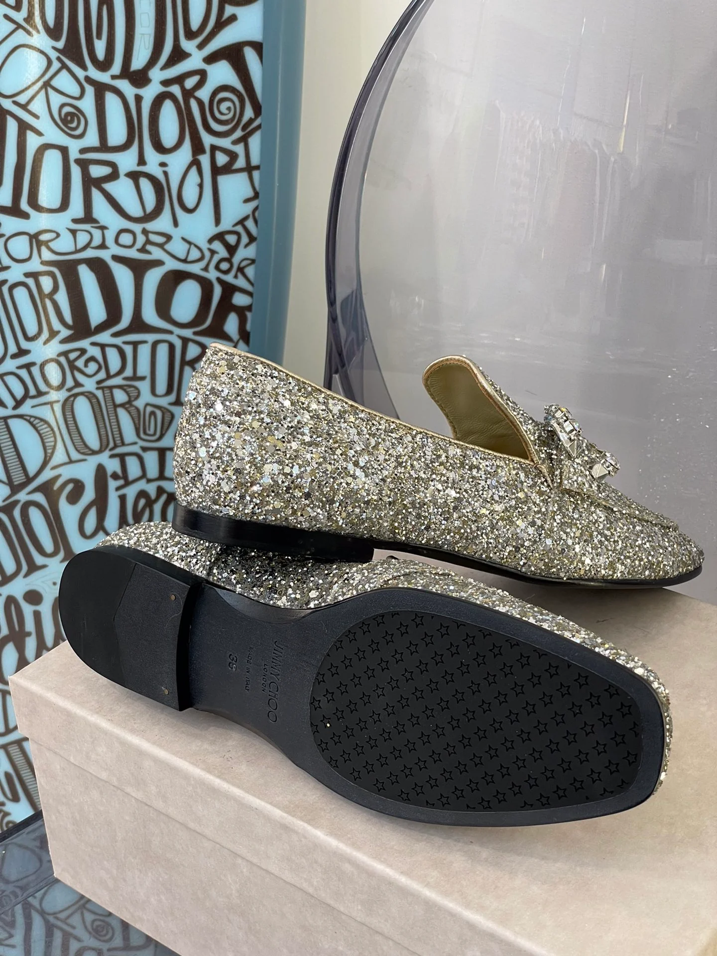 Лоферы Jimmy с пряжками, украшенными стразами.