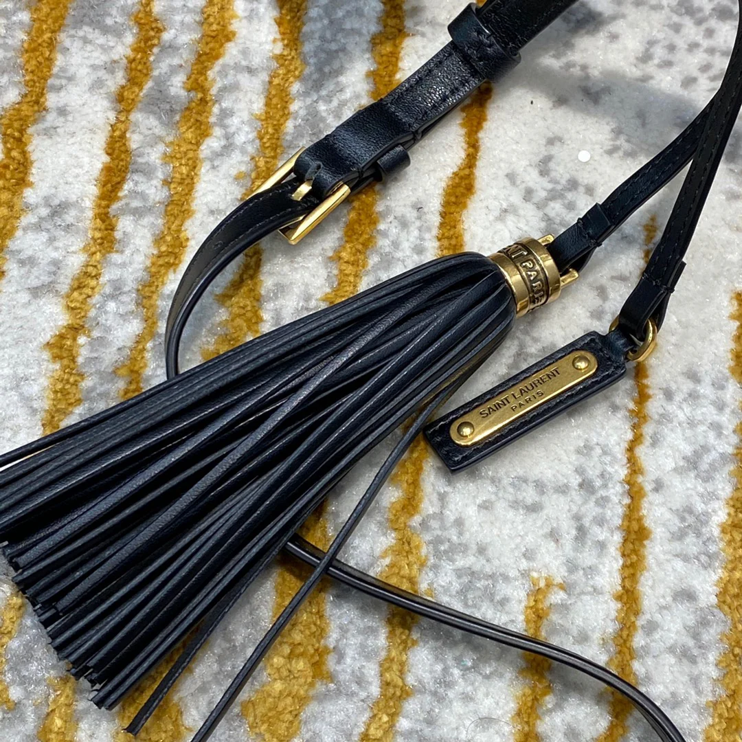 Фотосумка YSL Lou Bag — черная с золотой фурнитурой.