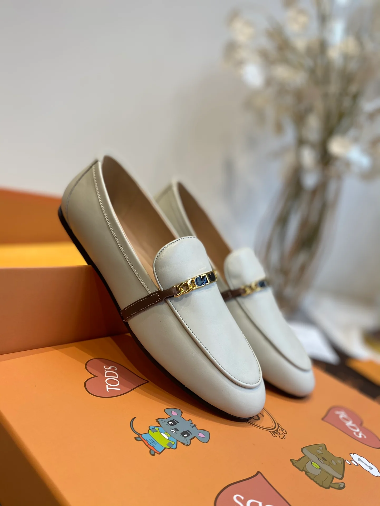 Tods - Сдержанные лоферы с тонкой цепочкой - 2