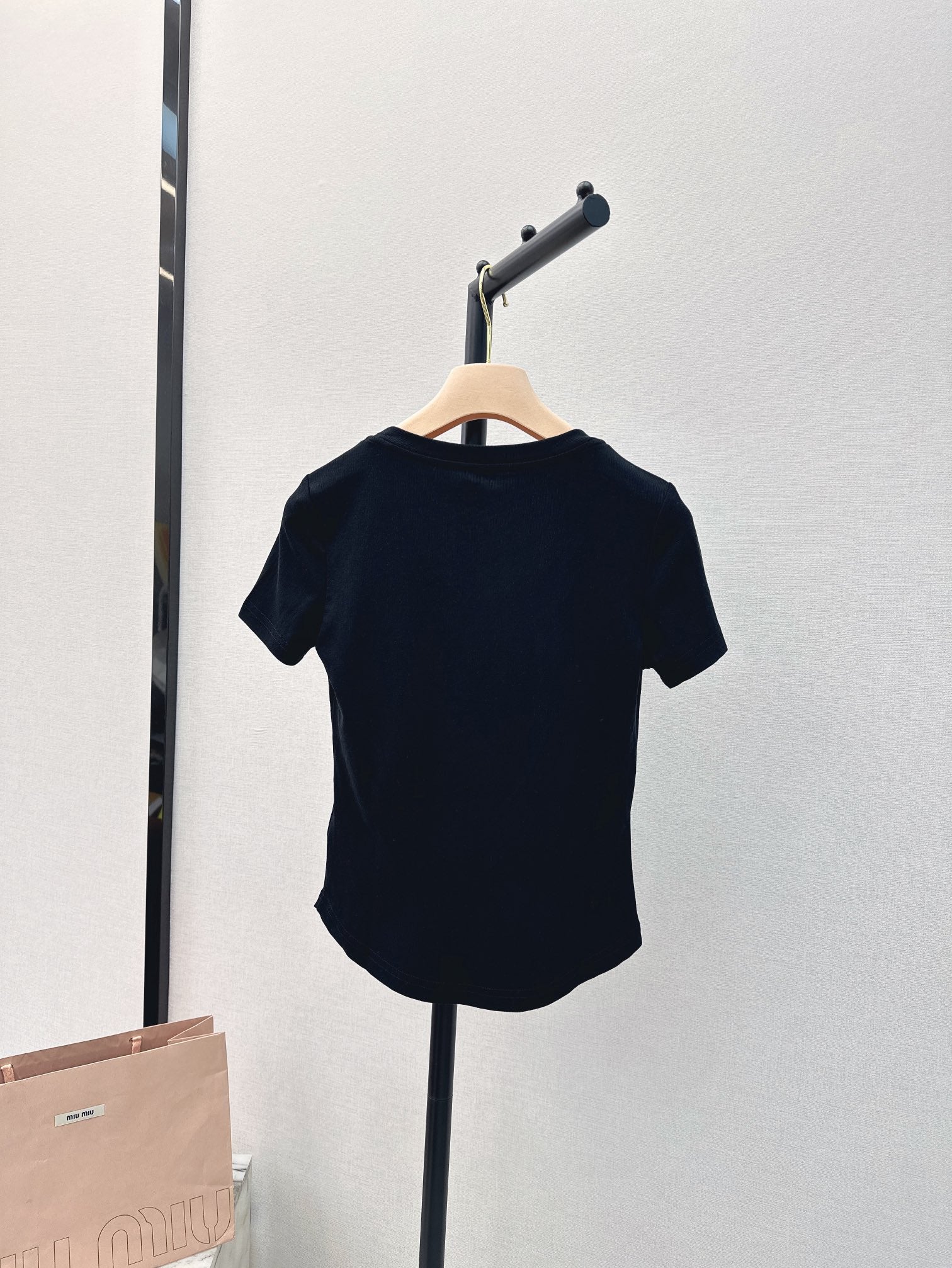 Miu Miu-2404 - Весенне-летняя новинка. Приталенная футболка с U-образным вырезом, черная.