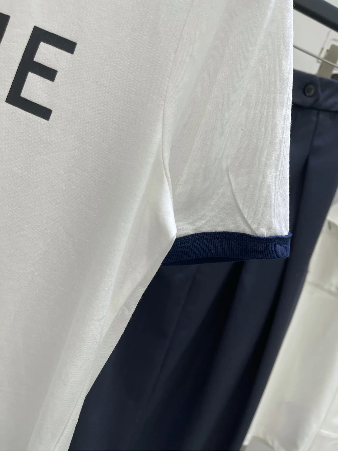 Футболка Celine 2404 Arc de Triomphe с буквенным принтом