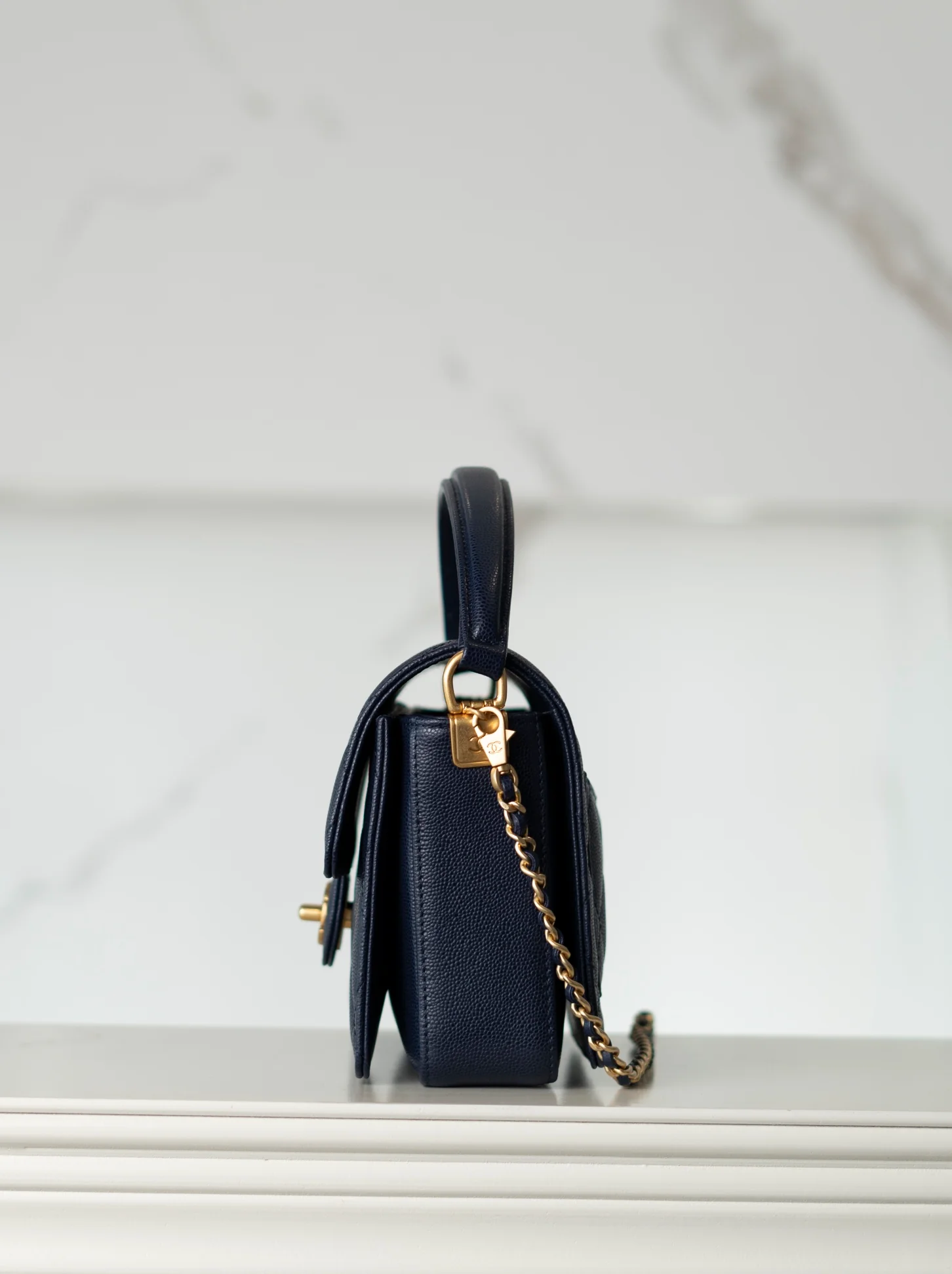 Мини-сумочка Chanel с клапаном и ручкой - синяя