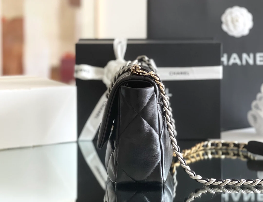 Коллекция Chanel ?Ранняя весна 2022? — сумка № 19 — черная с серебристой фурнитурой — маленькая.