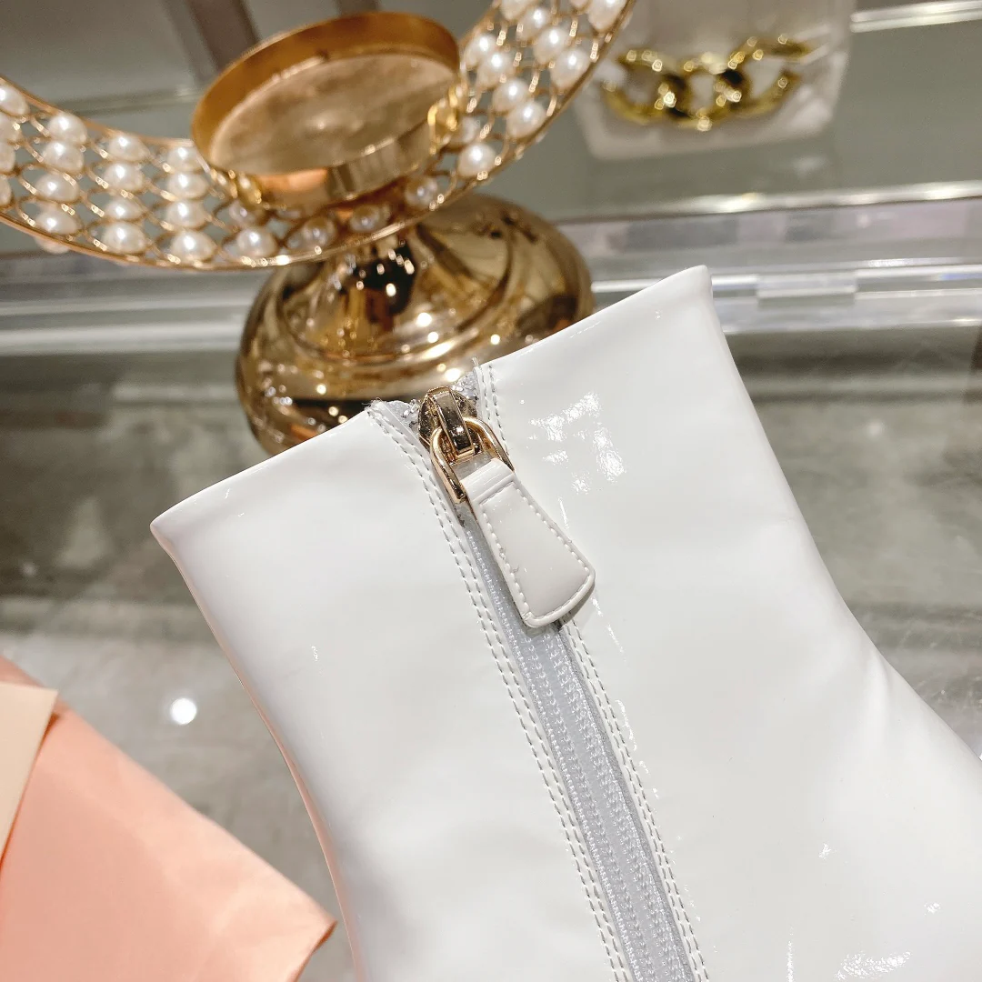 Новинка осенне-зимней коллекции Miu Miu 2022 — Лакированные сапоги на низком каблуке — Белые