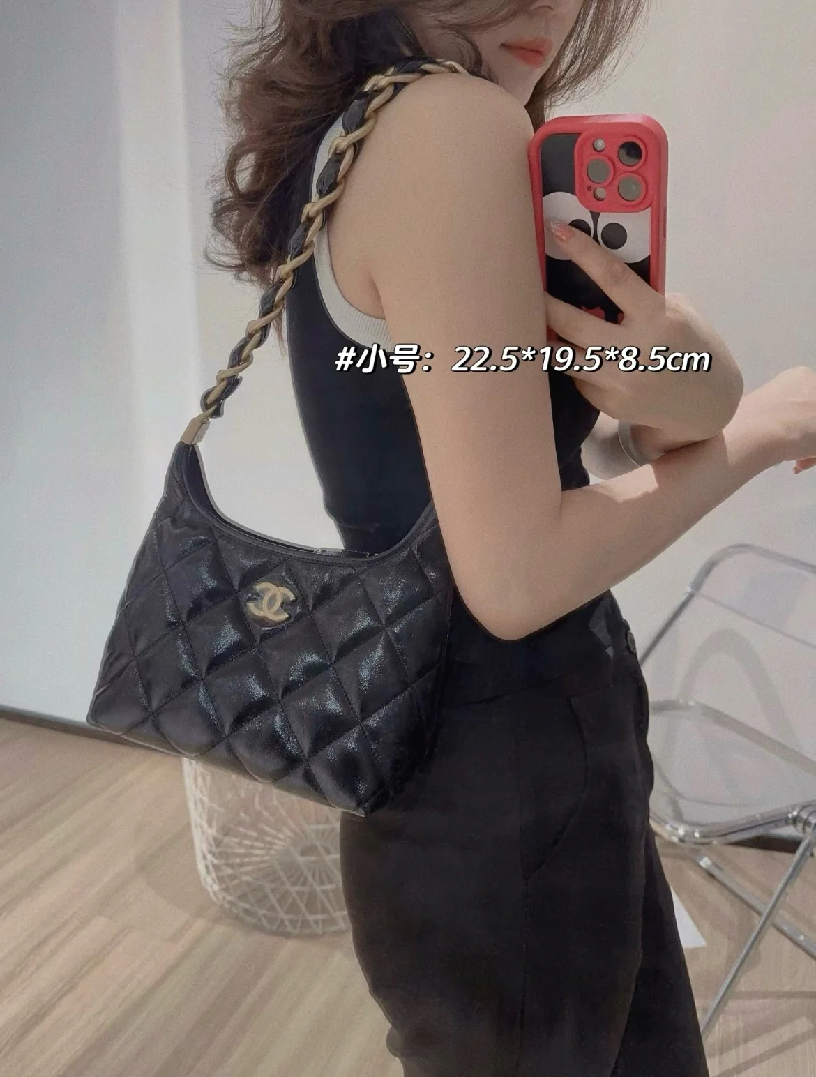 Сумка Chanel 24a Métiers d'Art из глянцевой овечьей кожи, маленькая, черная.