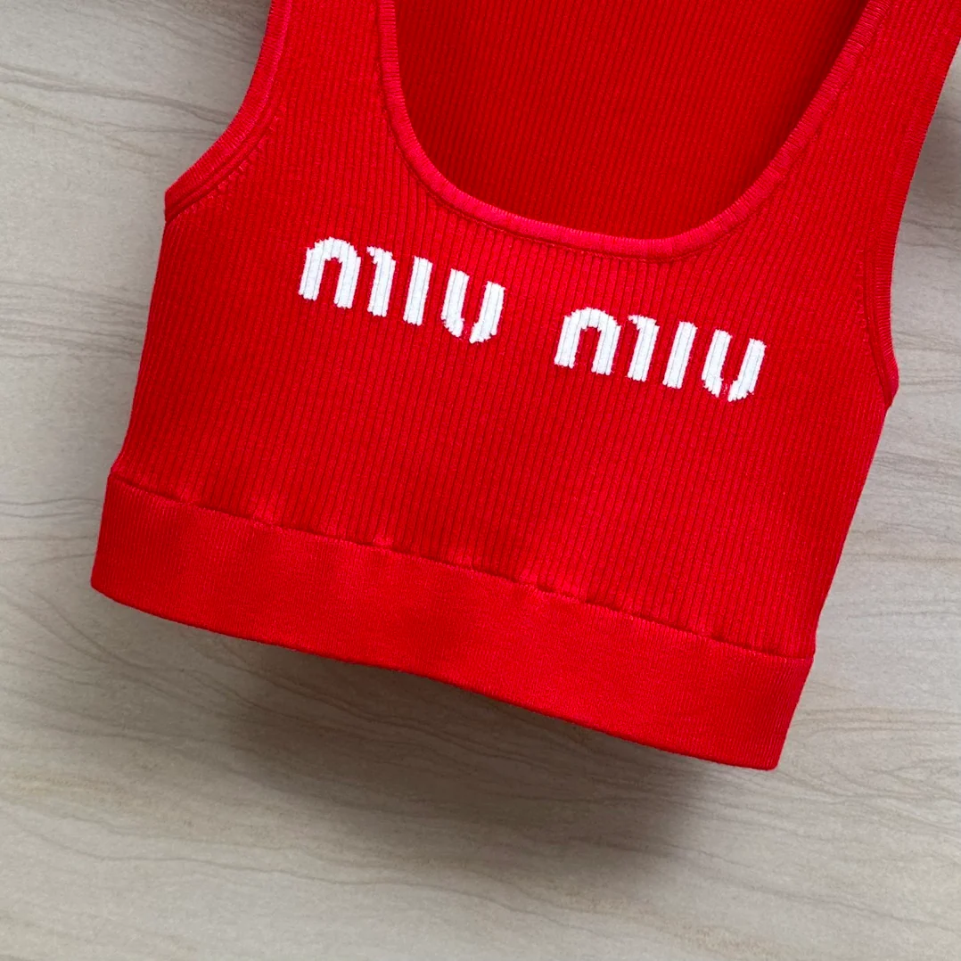 Miu Miu-2404-24 Новинка ранней весны Новый год Красный вязаный короткий жилет с тисненым логотипом - Красный